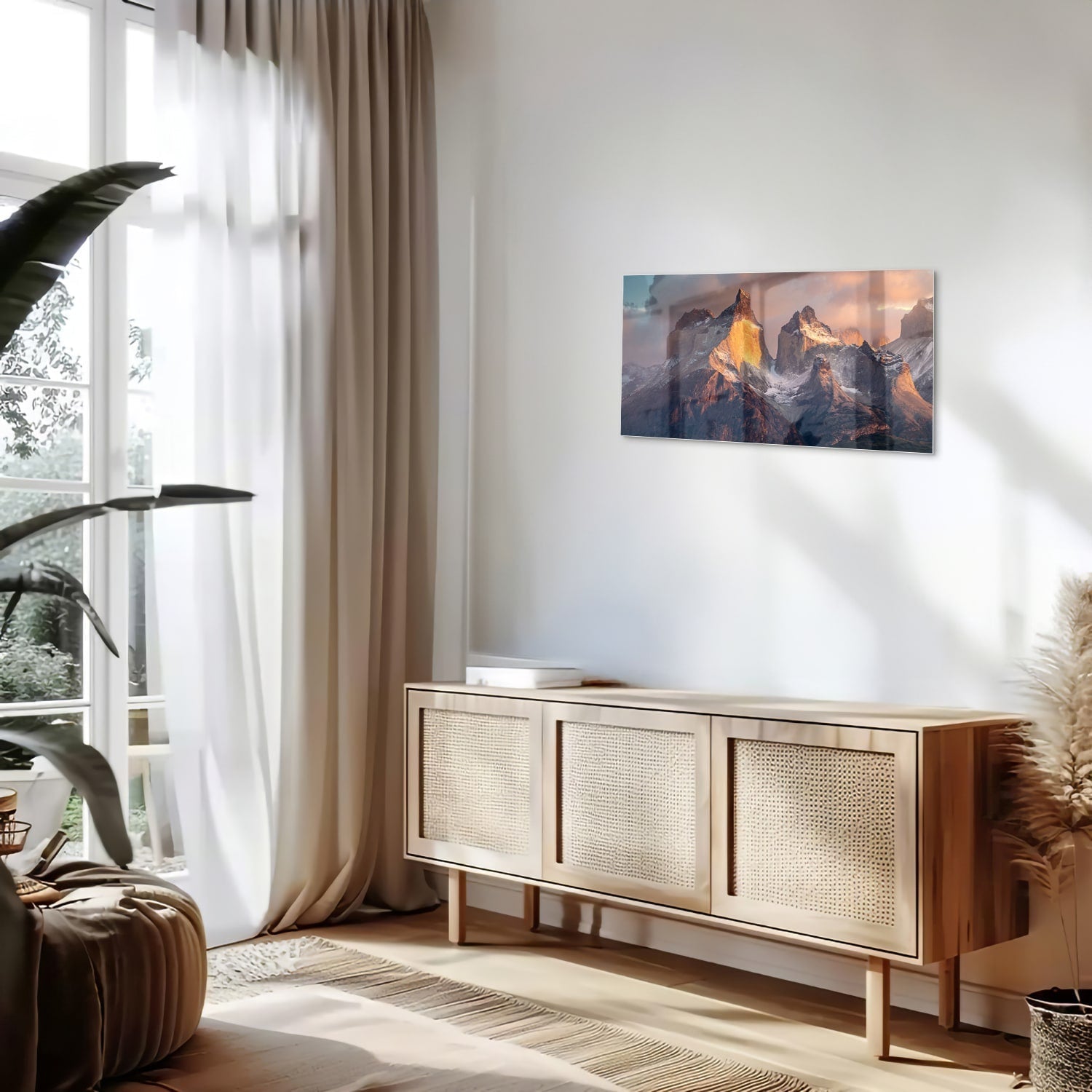 Glazen schilderij met berglandschap aan de muur in een moderne woonkamer