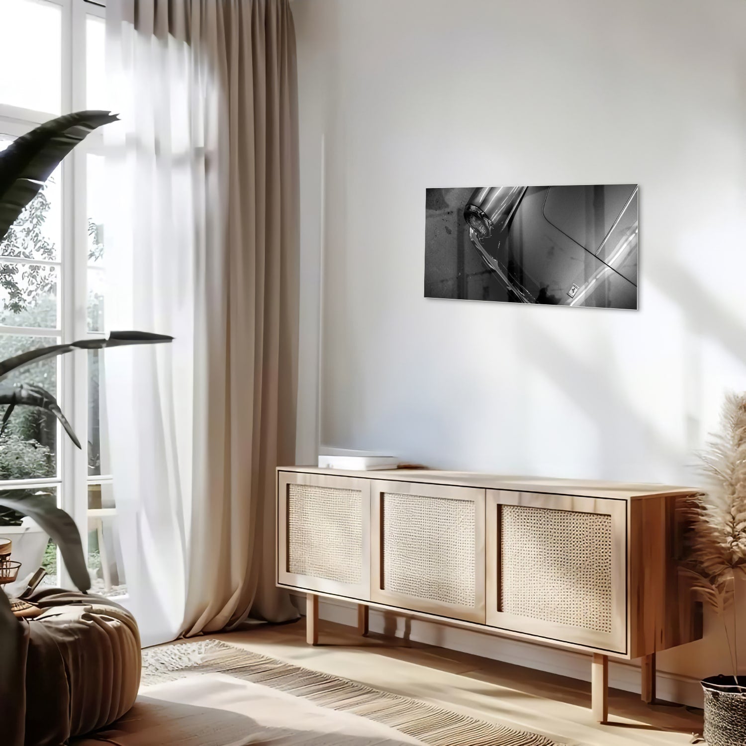 Glazen schilderij met abstracte vormen aan de muur in een stijlvolle kamer.