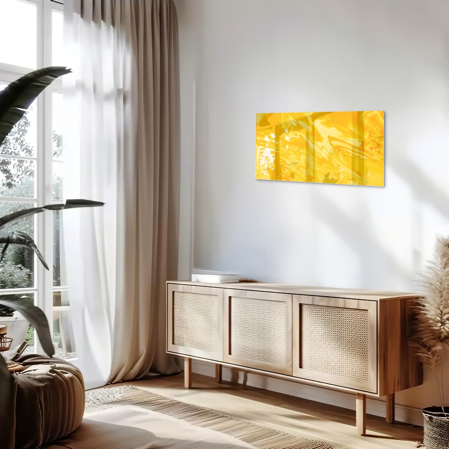 Abstract geel glazen schilderij aan de muur in een moderne woonkamer.