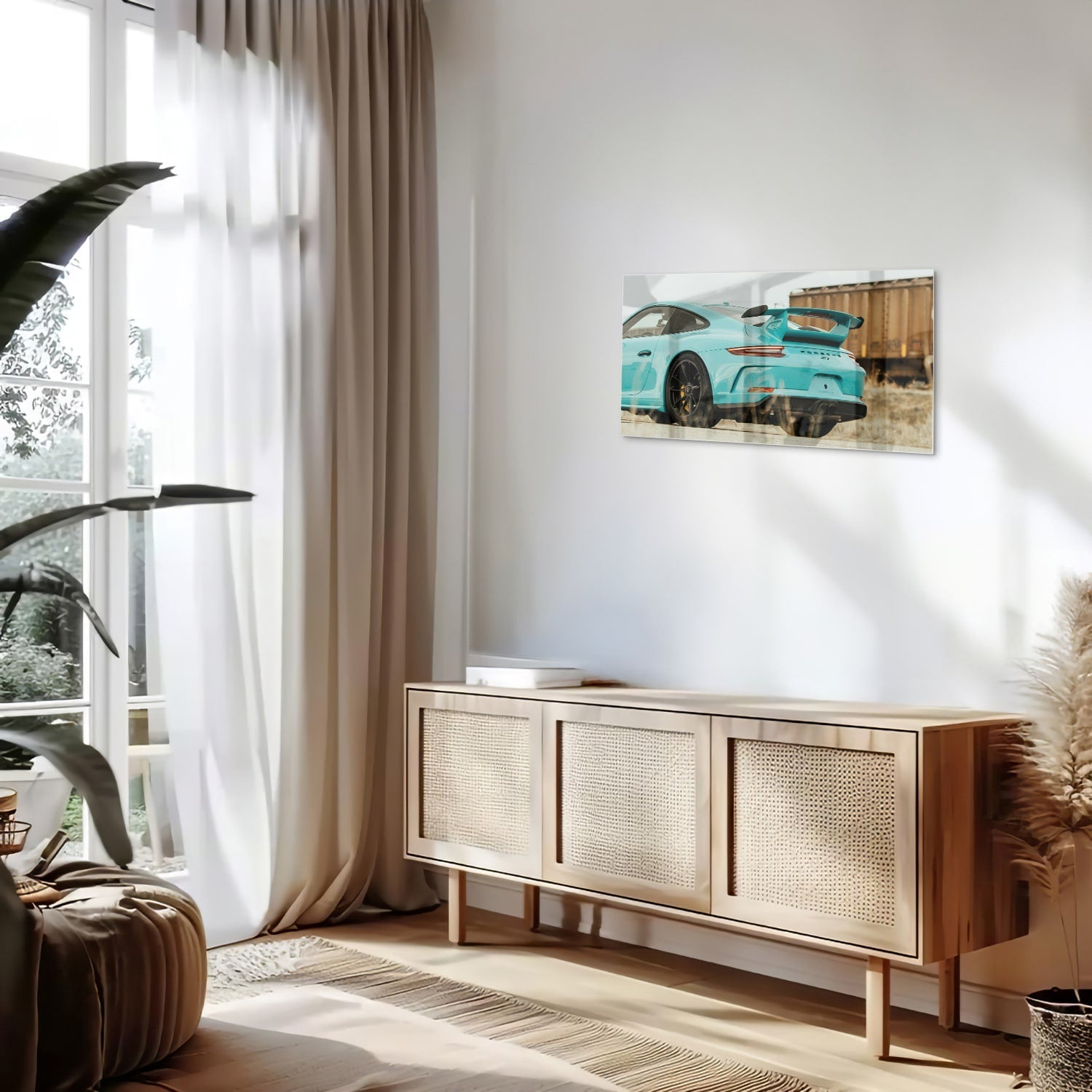 Glazen schilderij van een turquoise sportauto aan de muur in een moderne woonkamer