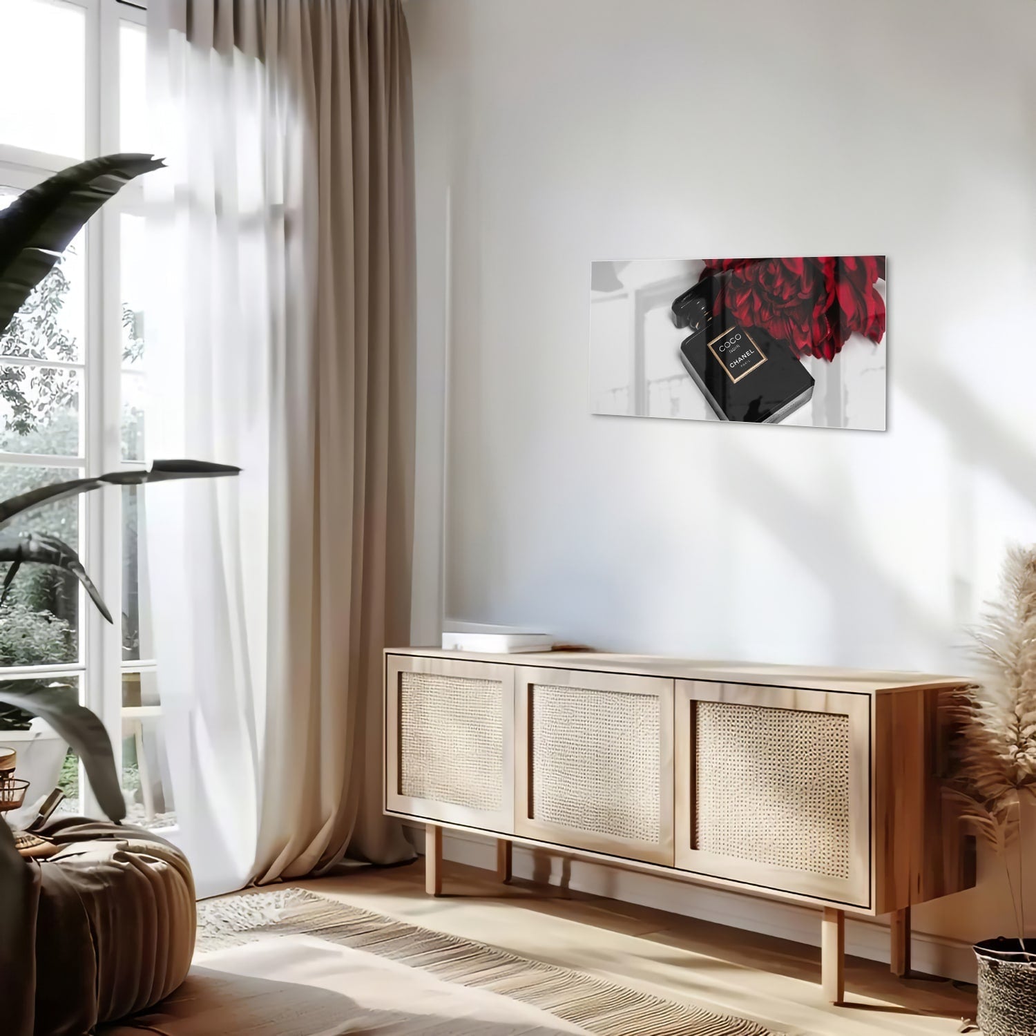 Glazen schilderij van parfumfles met rode bloemen op een witte muur