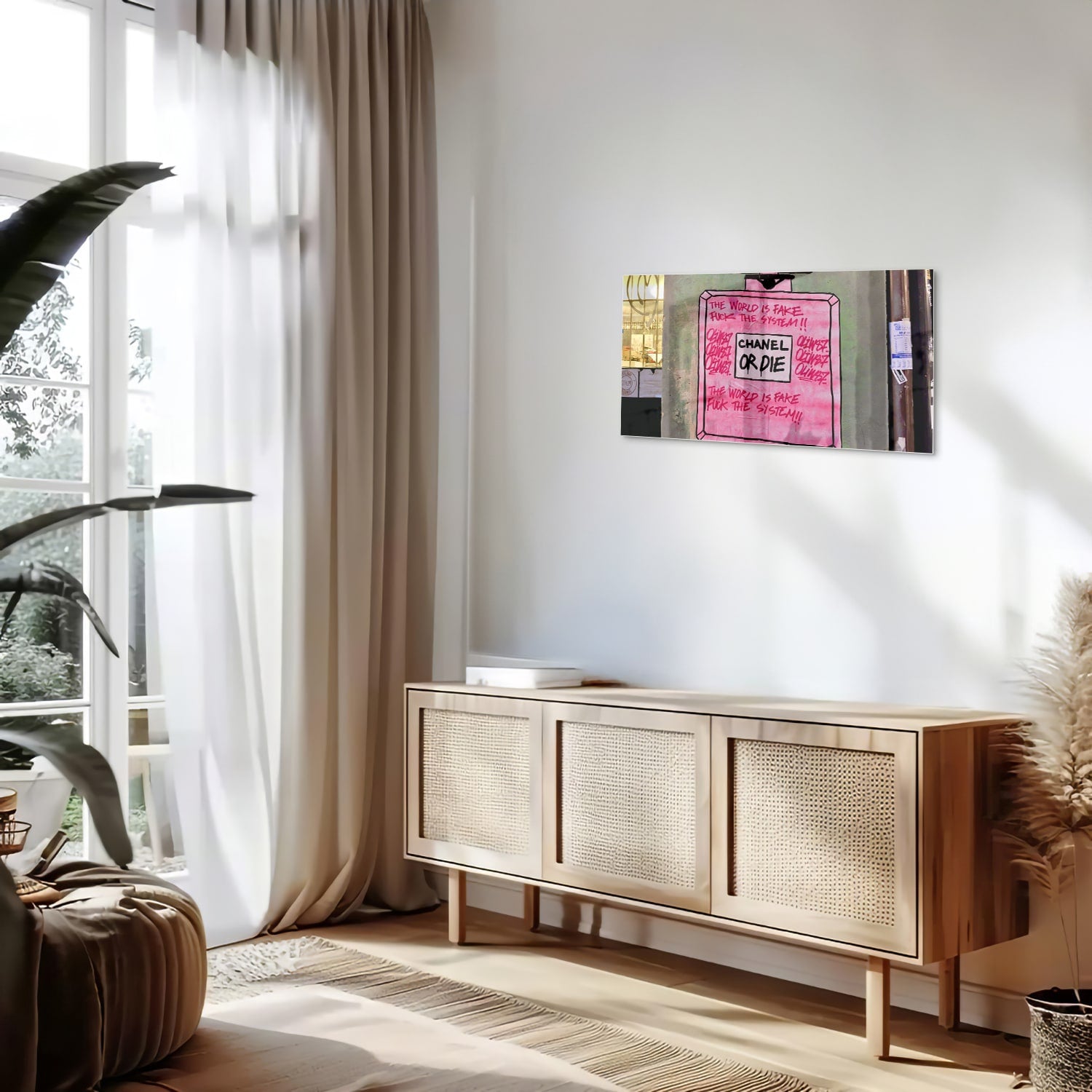 Glazen schilderij met de tekst 'Chanel or Die' in felle kleuren aan de muur.