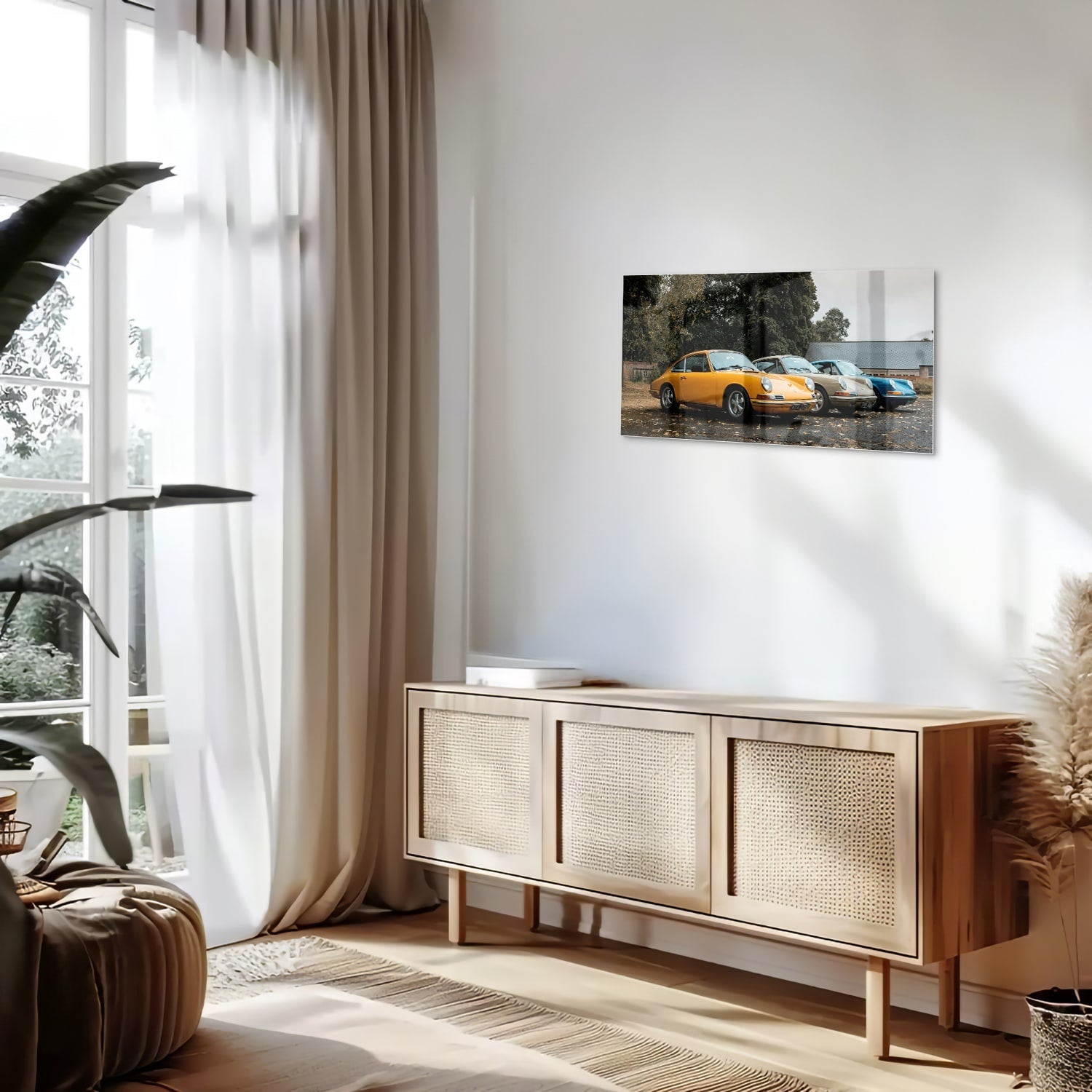 Glazen schilderij van een gele auto in een moderne woonkamer