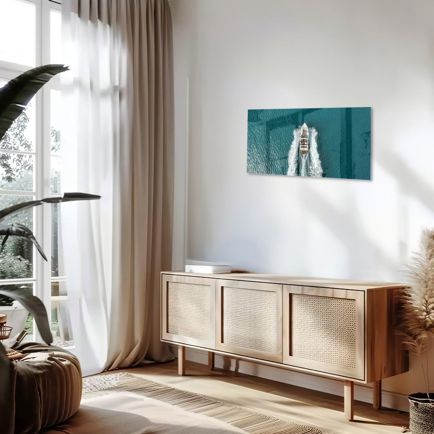 Glazen schilderij van een boot die door turquoise water vaart.