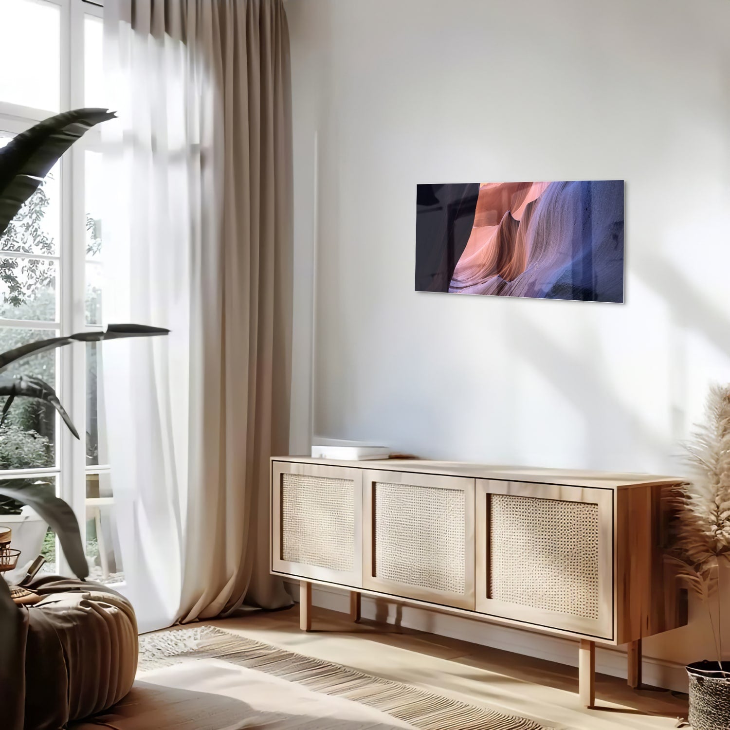 Abstract glazen schilderij met warme kleuren aan de muur