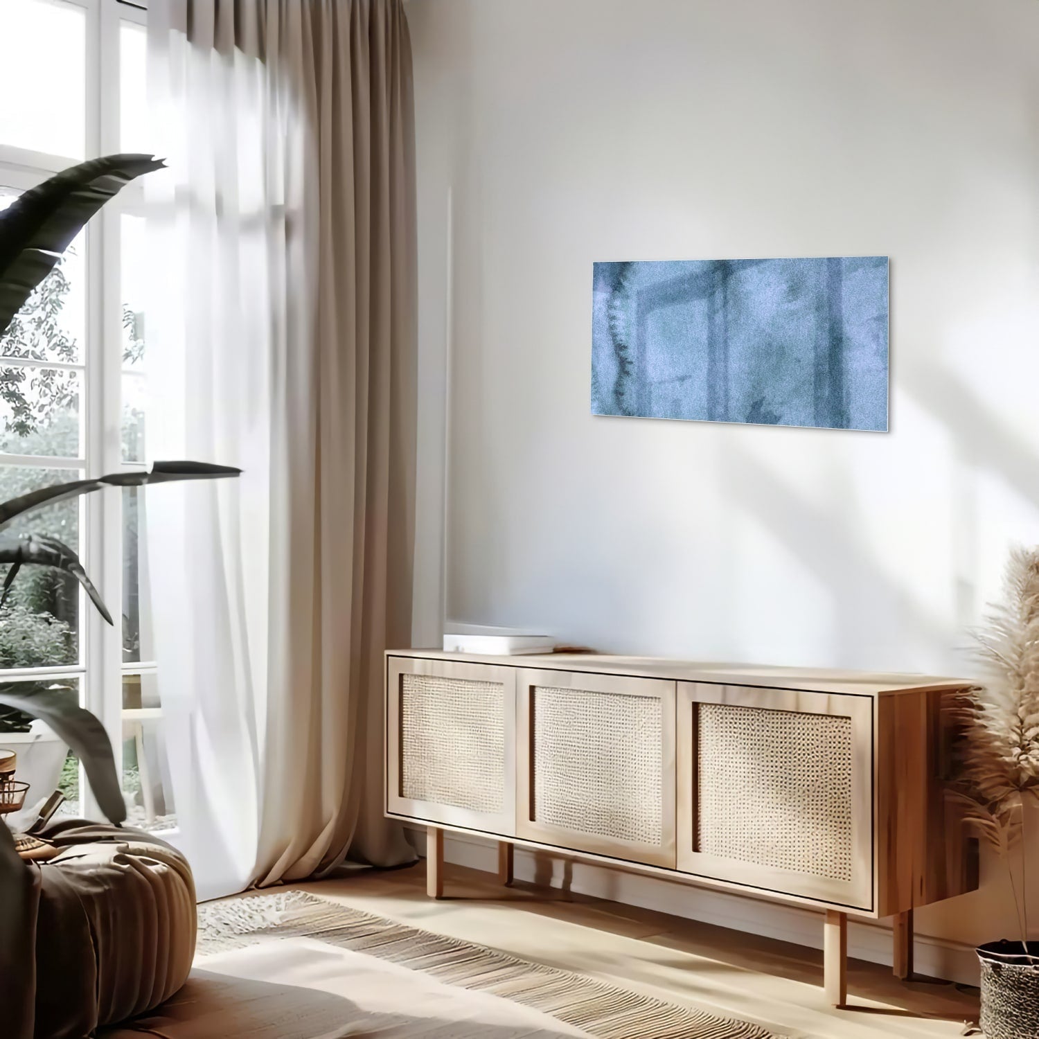 Blauw glazen schilderij aan de muur boven een houten kast in een elegant interieur.
