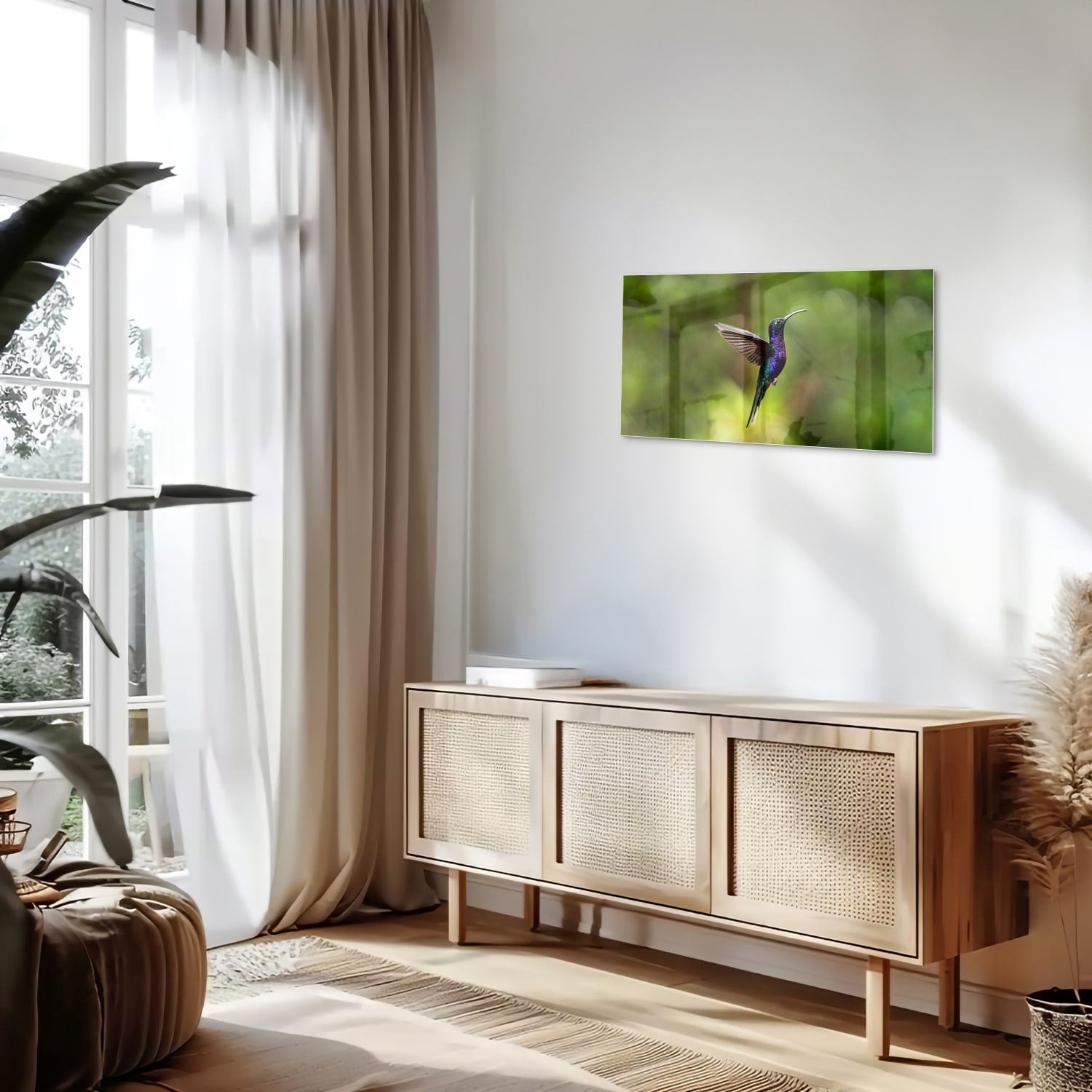 Een glazen schilderij van een kolibrie die vloog voor een groene achtergrond in een lichte kamer.