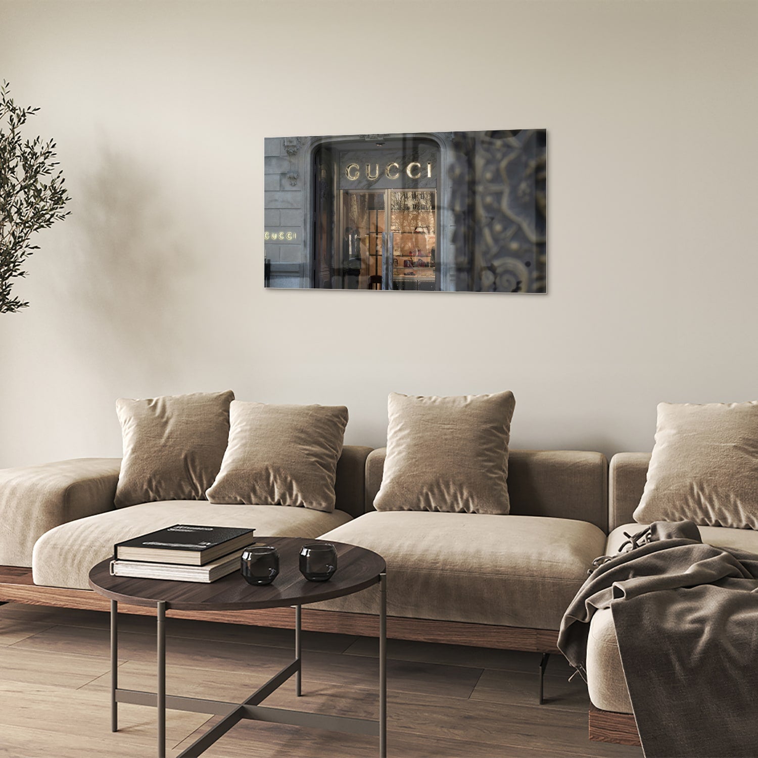 Elegant glazen schilderij van de Gucci etalage in een modern interieur.