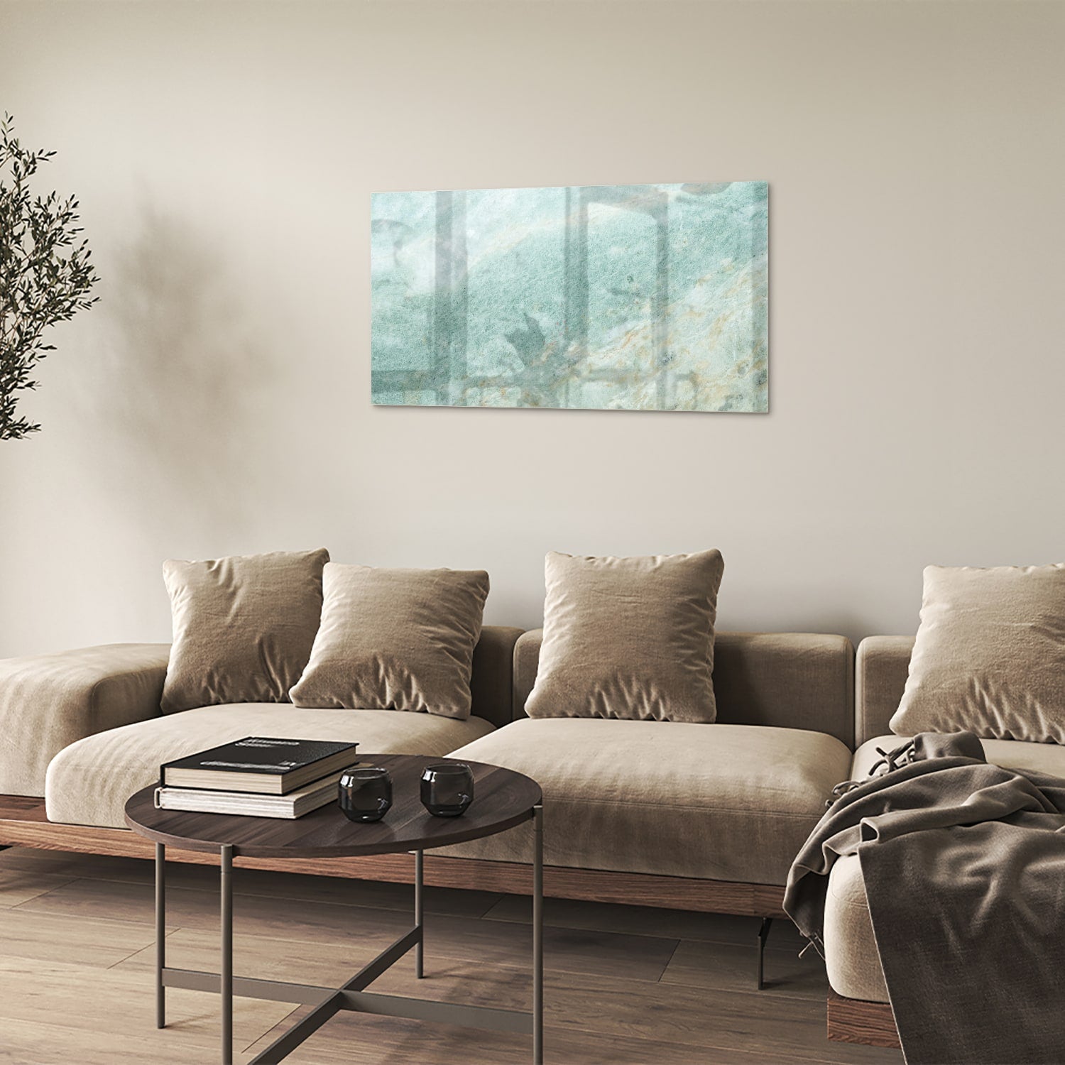 Abstract glazen schilderij in groentinten aan de muur in een moderne woonkamer.