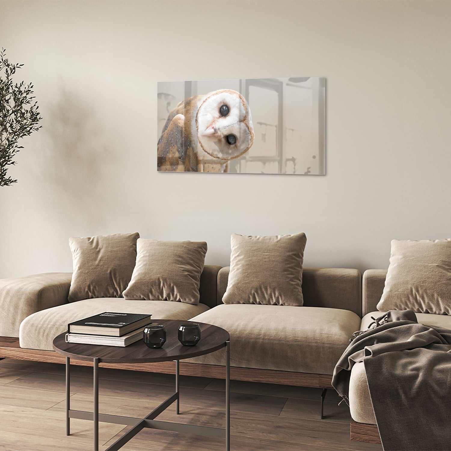 Glazen schilderij van een nieuwsgierige uil aan de muur in een moderne interieursetting.