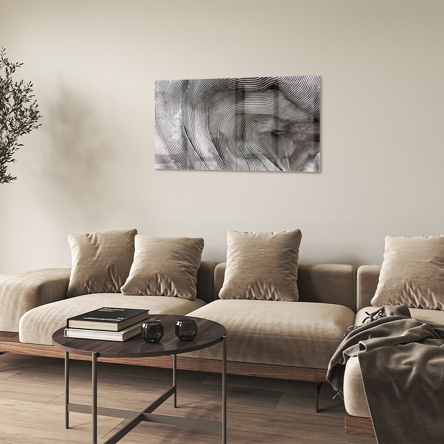 Abstract glazen schilderij met golvende lijnen in een lichte ruimte