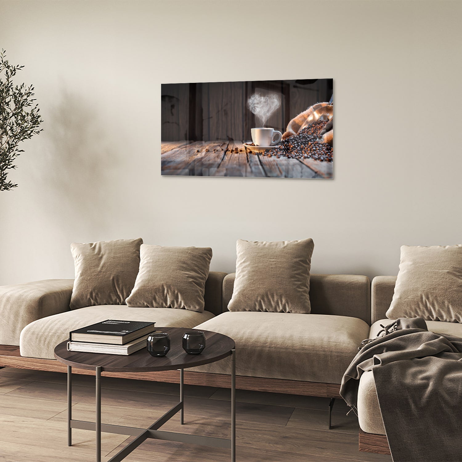 Glazen schilderij met een dampende kop koffie en koffiebonen op een houten tafel.