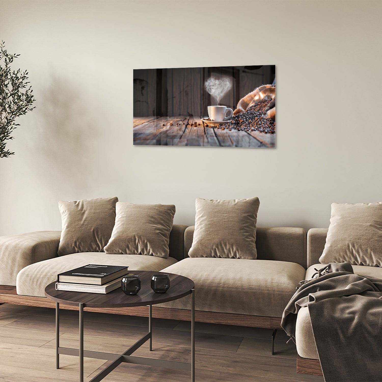 Glazen schilderij met een dampende kop koffie en koffiebonen op een houten tafel.