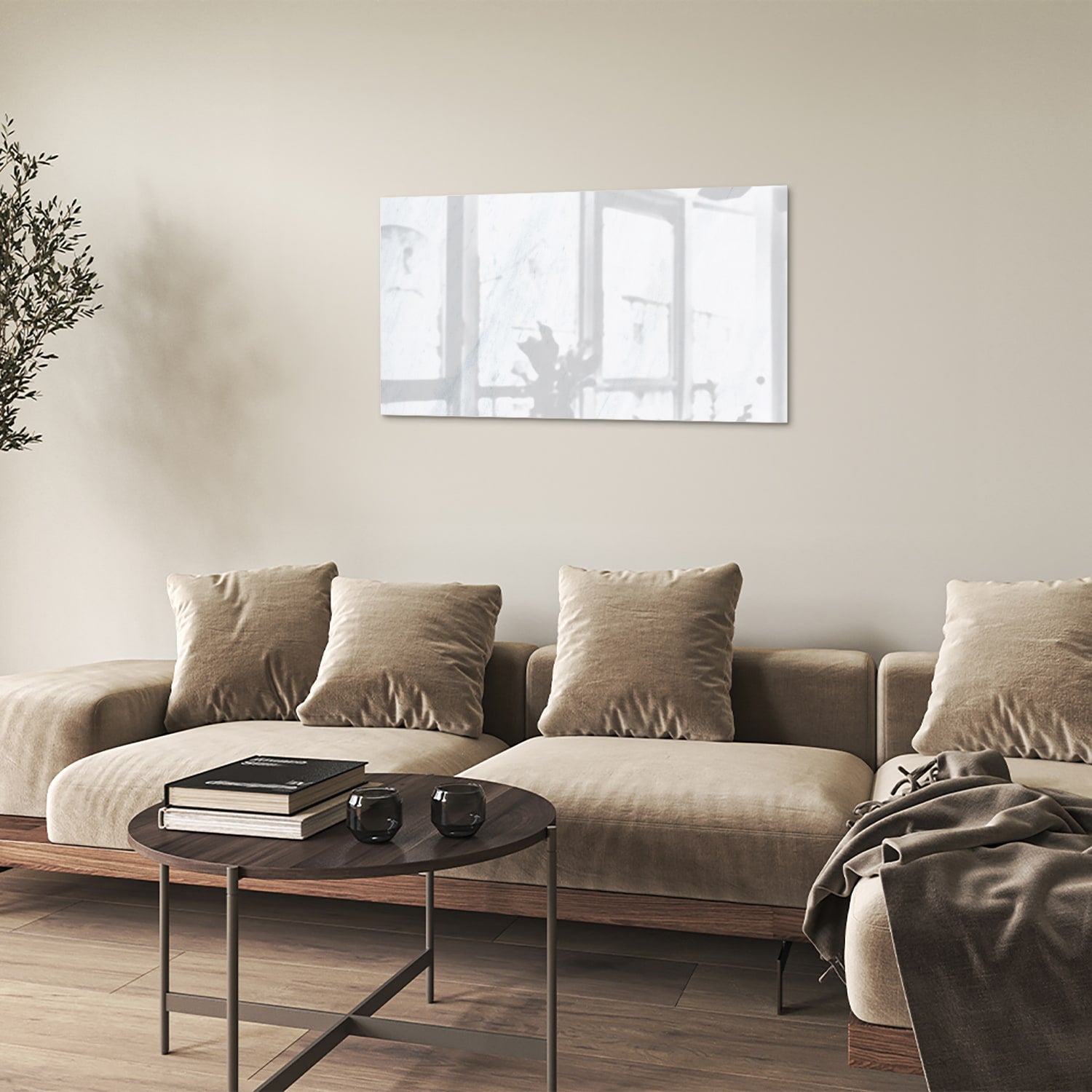 Minimalistisch glazen schilderij met lichte tinten aan de muur