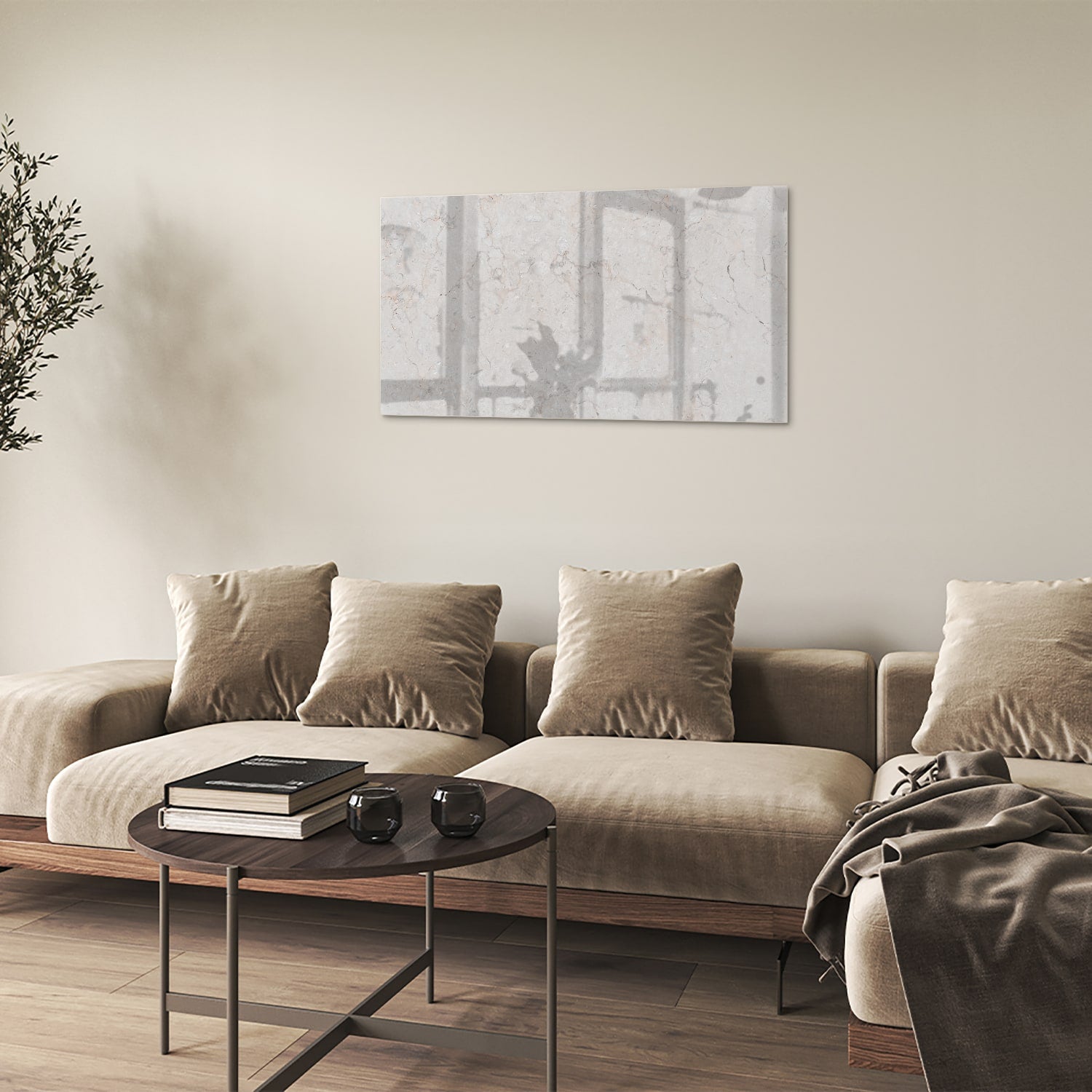 Abstract glazen schilderij met lichte marmerlook aan de muur in een modern interieur