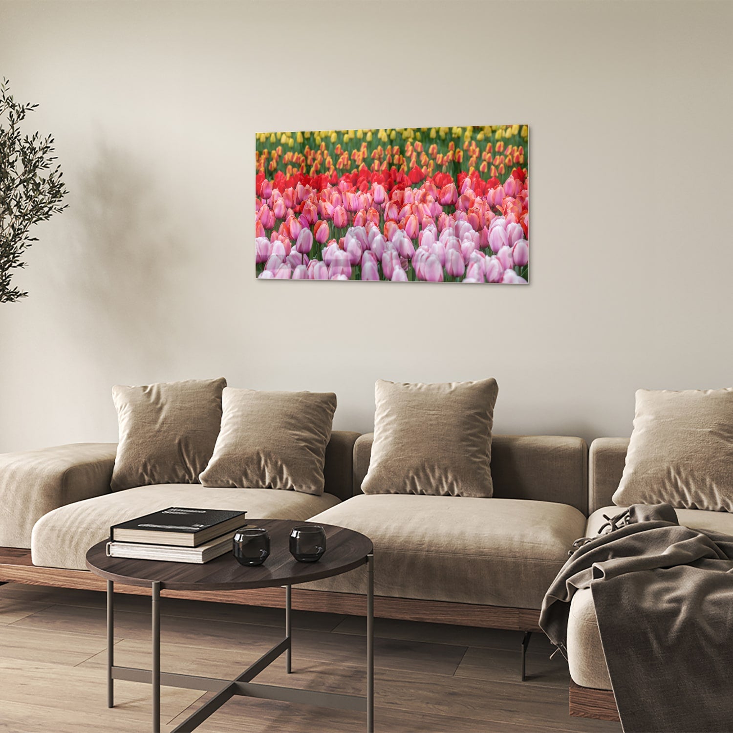 Glazen schilderij van kleurrijke tulpen in een tuin setting.
