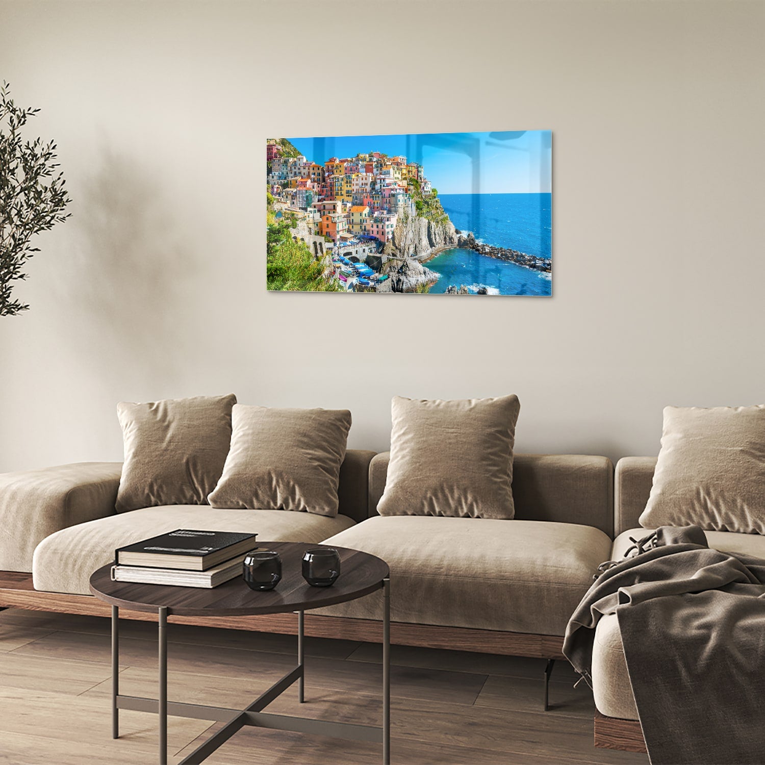 Glazen schilderij van een kleurrijke kustlijn met huizen aan de zee