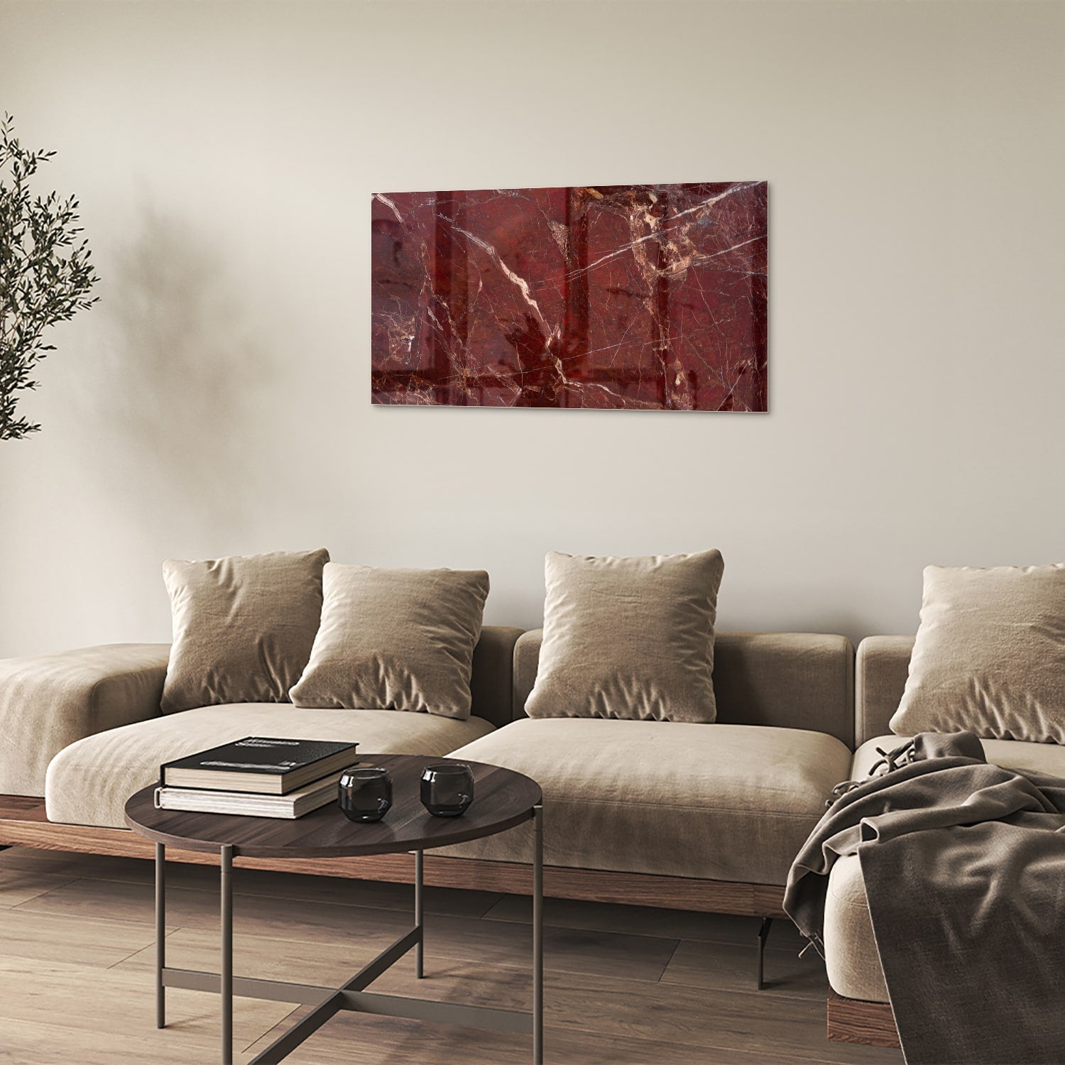 Rood glazen schilderij met marmerlook aan de muur boven een houten kast