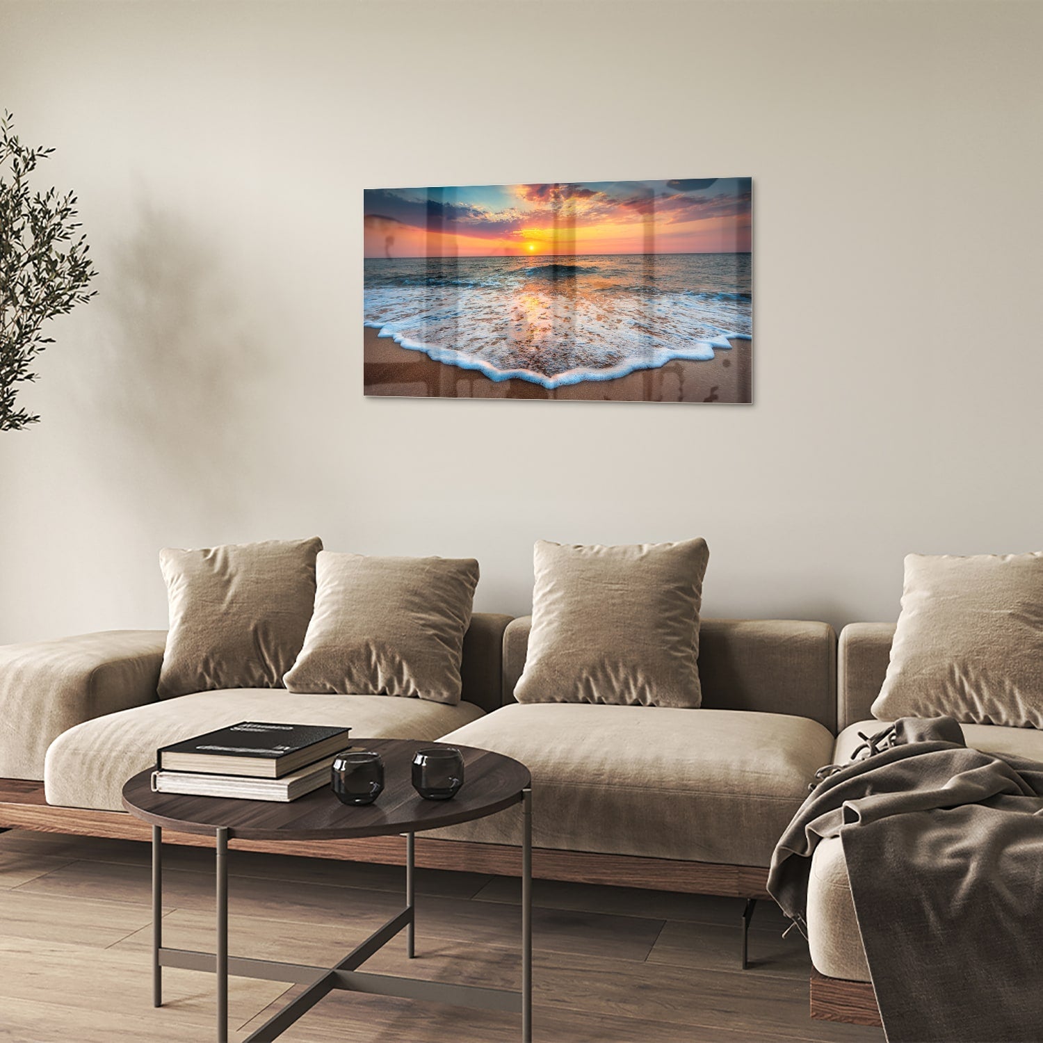 Glazen schilderij van een zonsondergang boven de zee met een warme kleurenpalet.