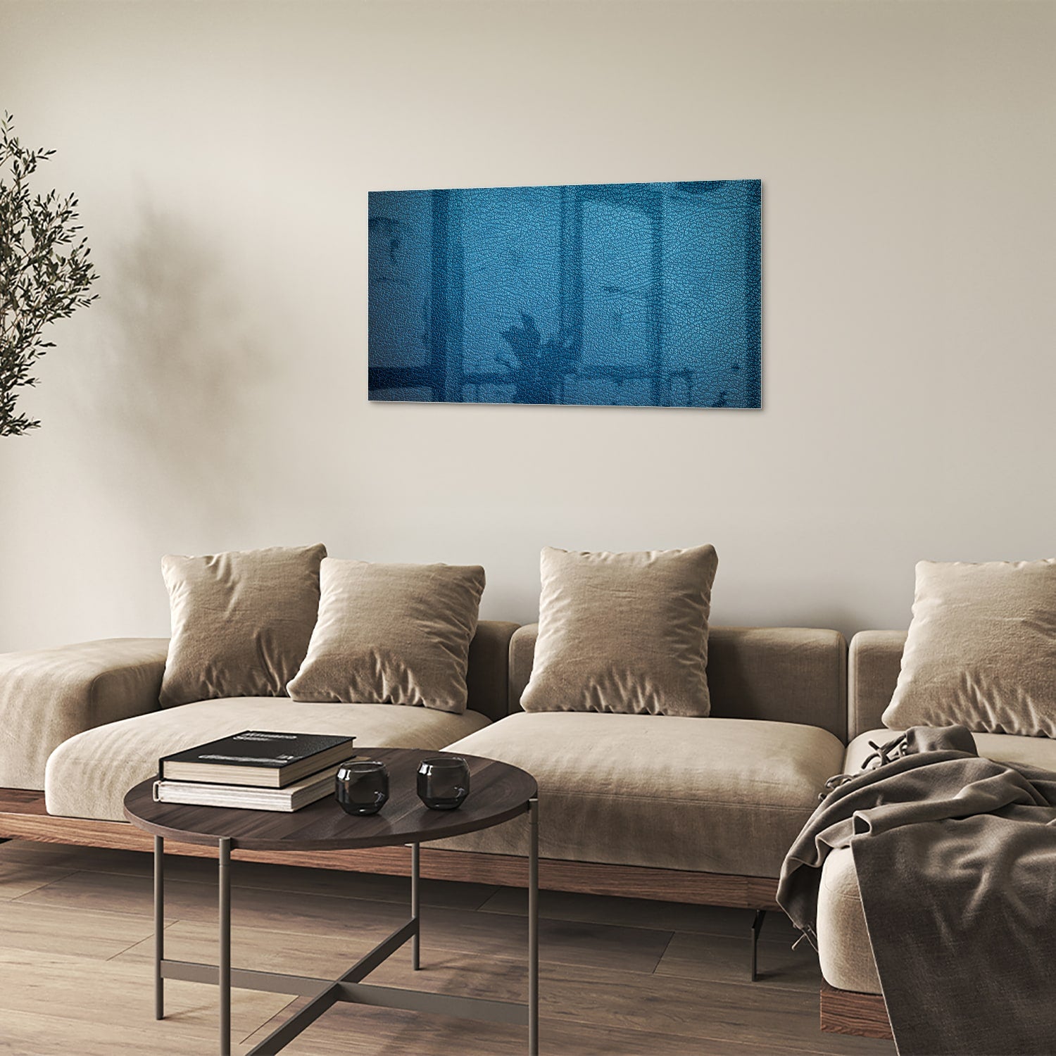 Blauw glazen schilderij met reflecties aan de muur in een moderne woonkamer.