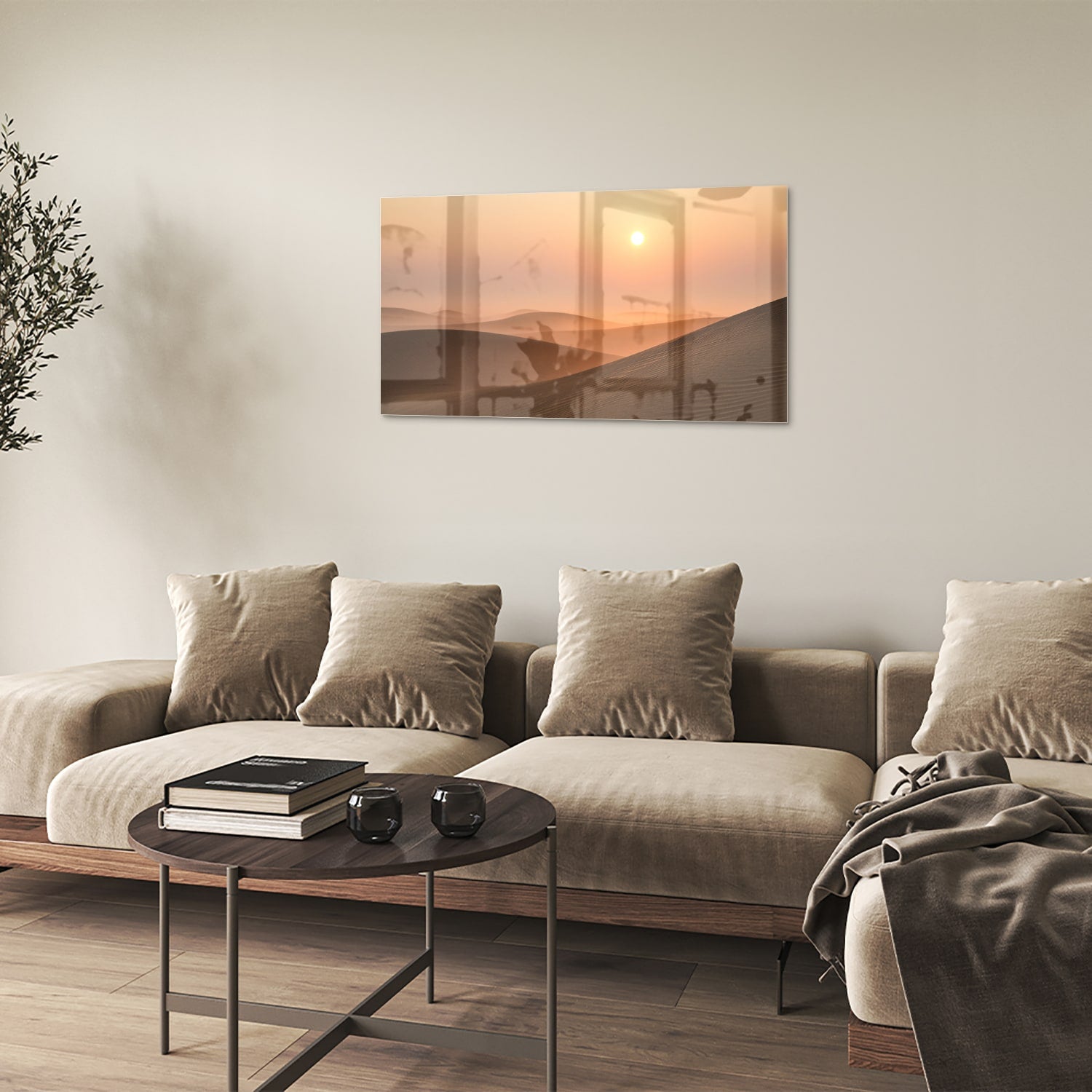 Glazen schilderij van een zonsondergang met warme kleuren in een modern interieur.