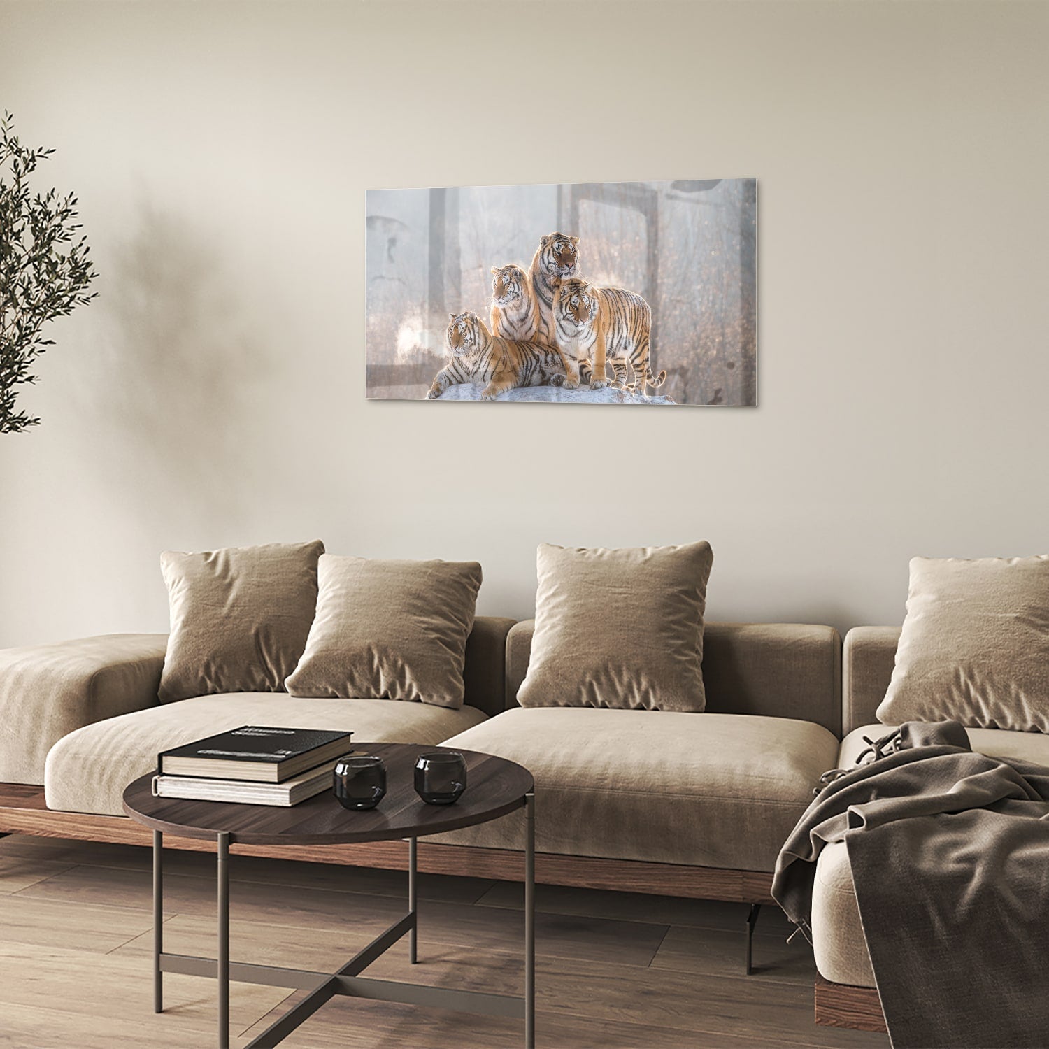 Glazen schilderij met drie tijgers in een moderne woonkamer.