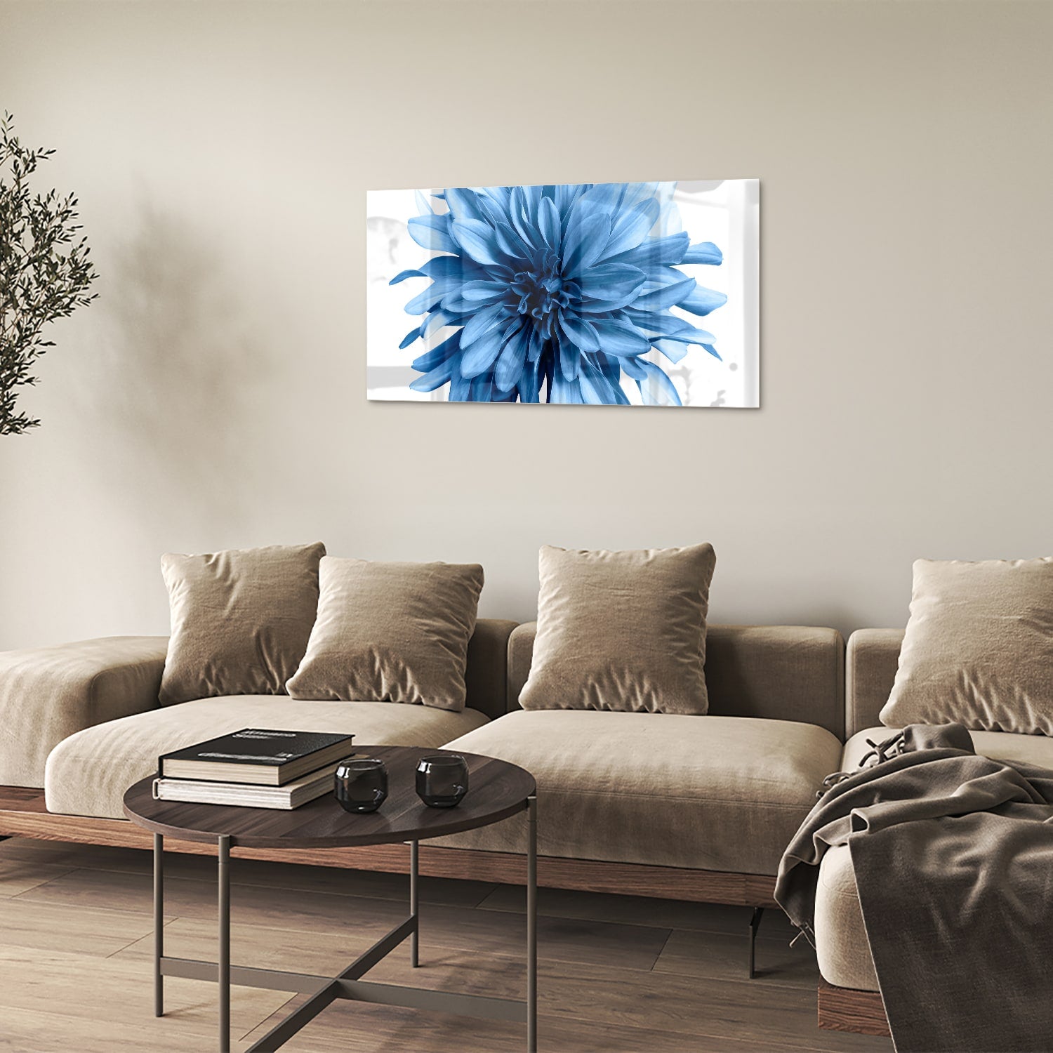 Glazen schilderij van een blauwe bloem in een moderne woonkamer