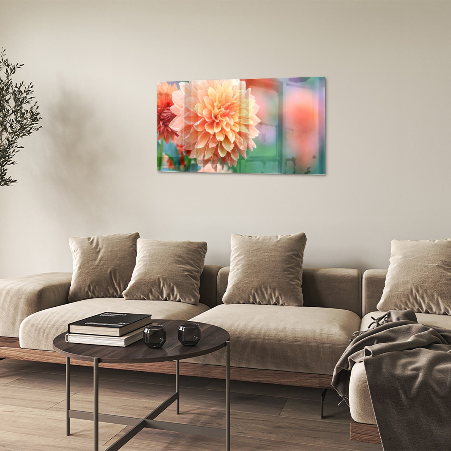 Glazen schilderij met een pastelroze dahlia in een modern interieur