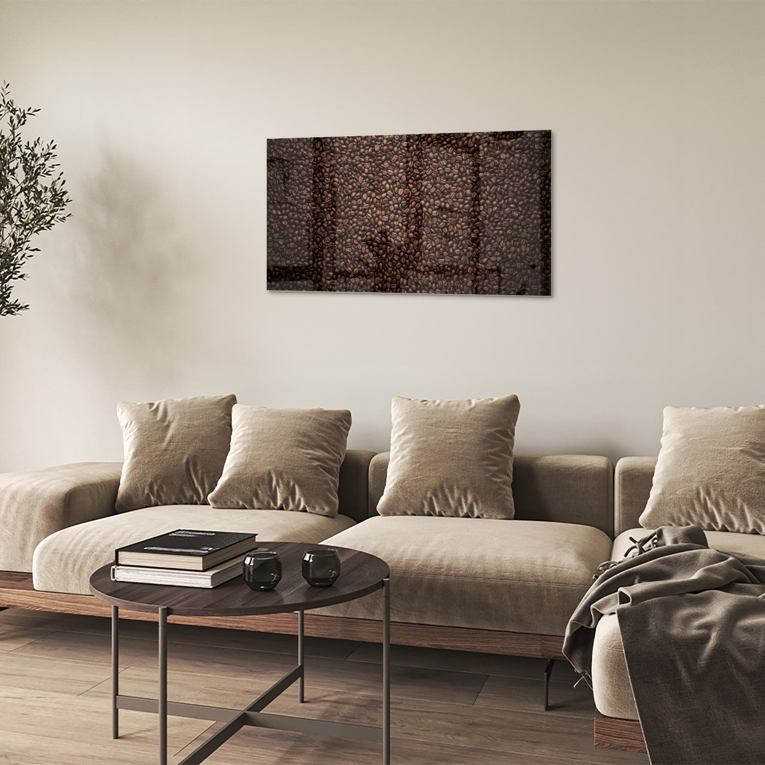 Glazen schilderij met abstracte patronen in warme kleuren aan de muur.