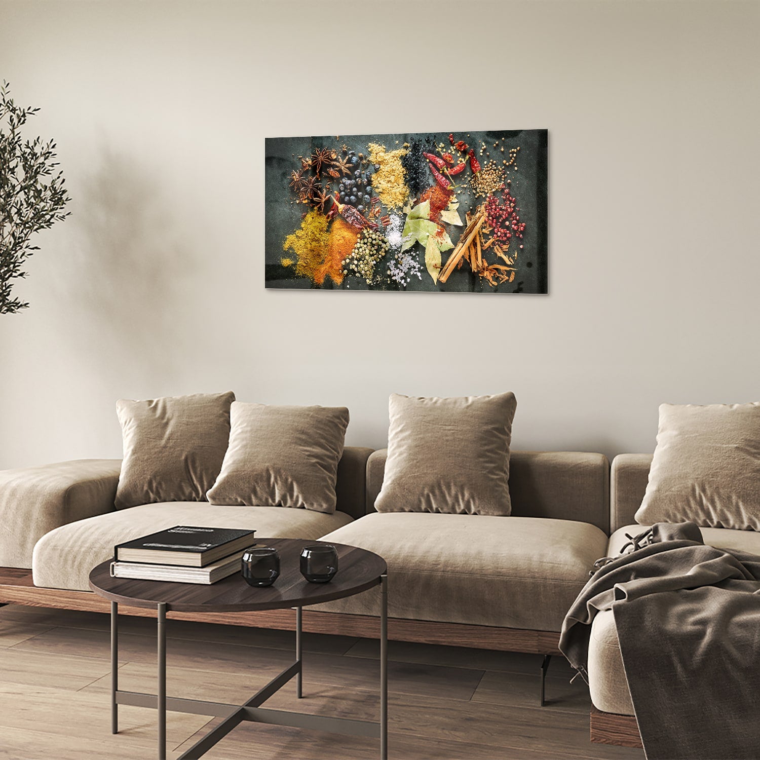 Glazen schilderij met een kleurrijke compositie van specerijen en bladeren in een moderne woonkamer.