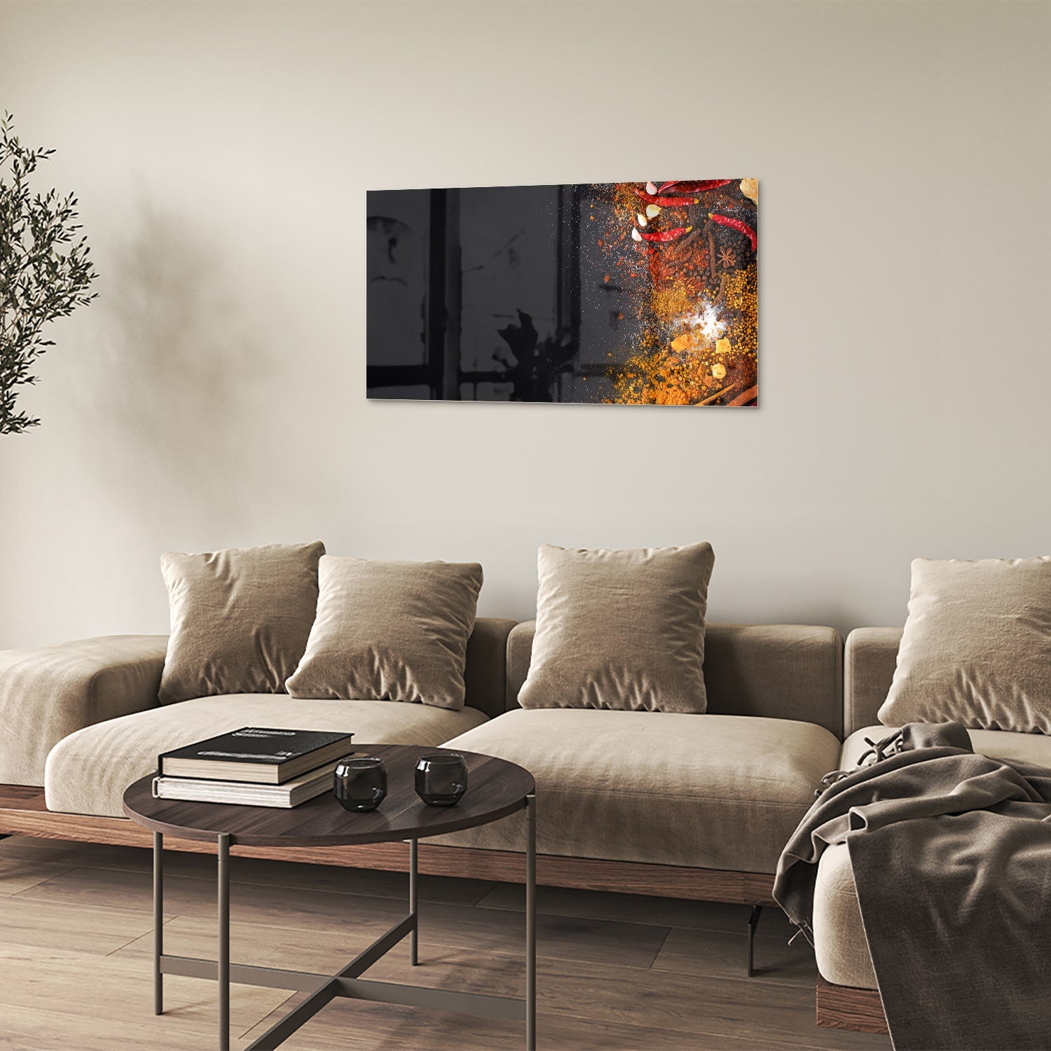 Abstract glazen schilderij met warme kleuren hangt aan de muur