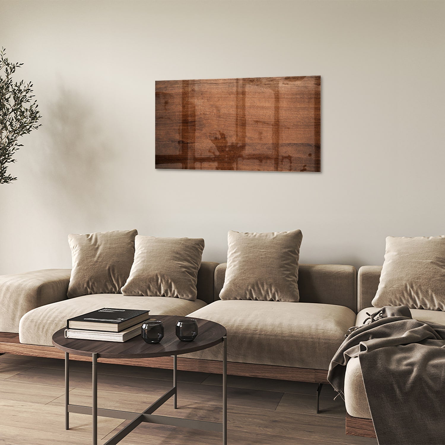 Glazen schilderij in warme houttint hangt boven een moderne kast in een woonkamer.