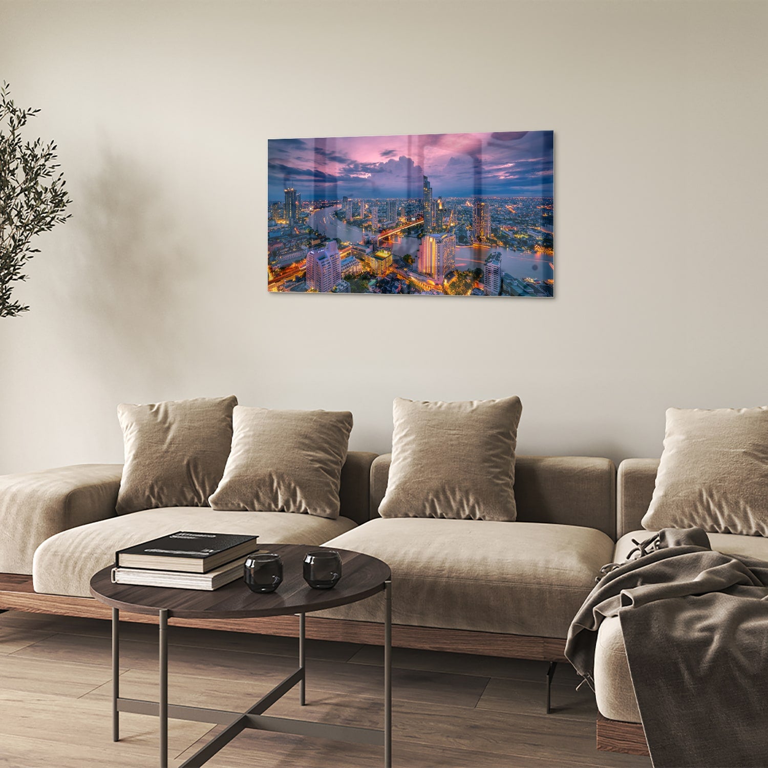 Glazen schilderij van een stad met avondlicht, perfect voor in huis.