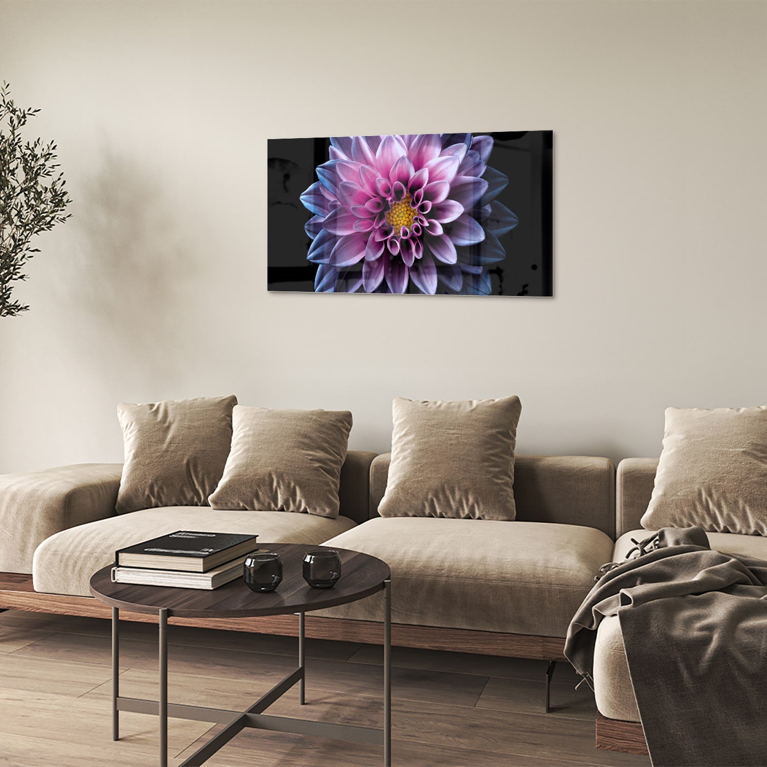 Glazen schilderij van een roze bloem aan de muur in een stijlvolle woonkamer.