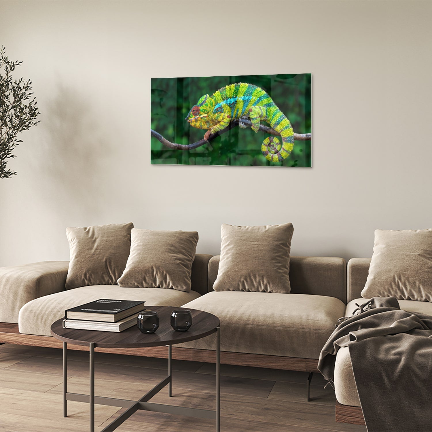 Glas schilderij van een kleurrijke kameleon op een tak met groene achtergrond.