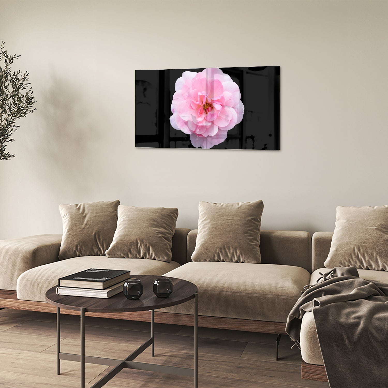 Glazen schilderij van een roze bloem op zwart glas, geschikt voor moderne interieurs.