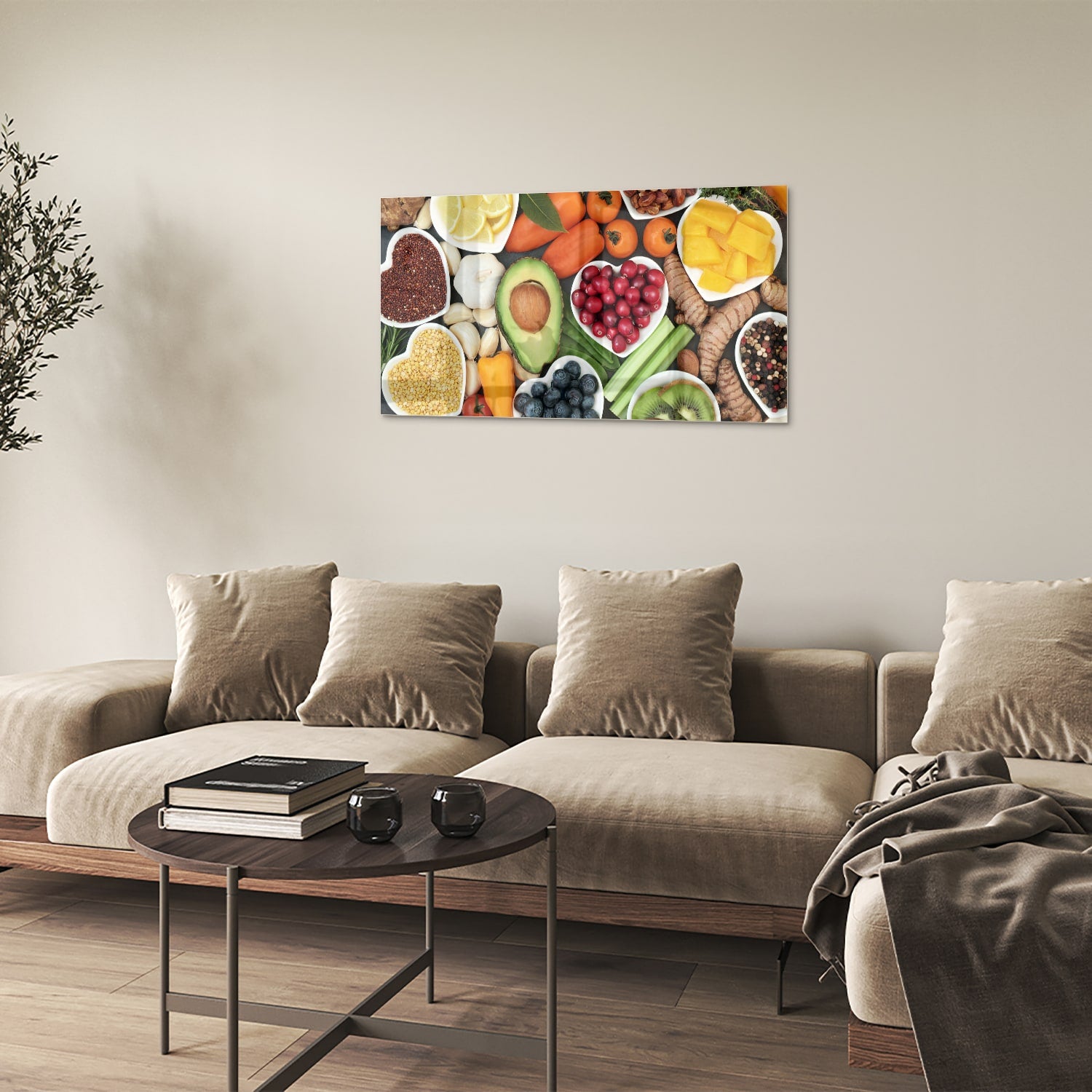 Glazen schilderij met een kleurrijke schikking van fruit en noten.