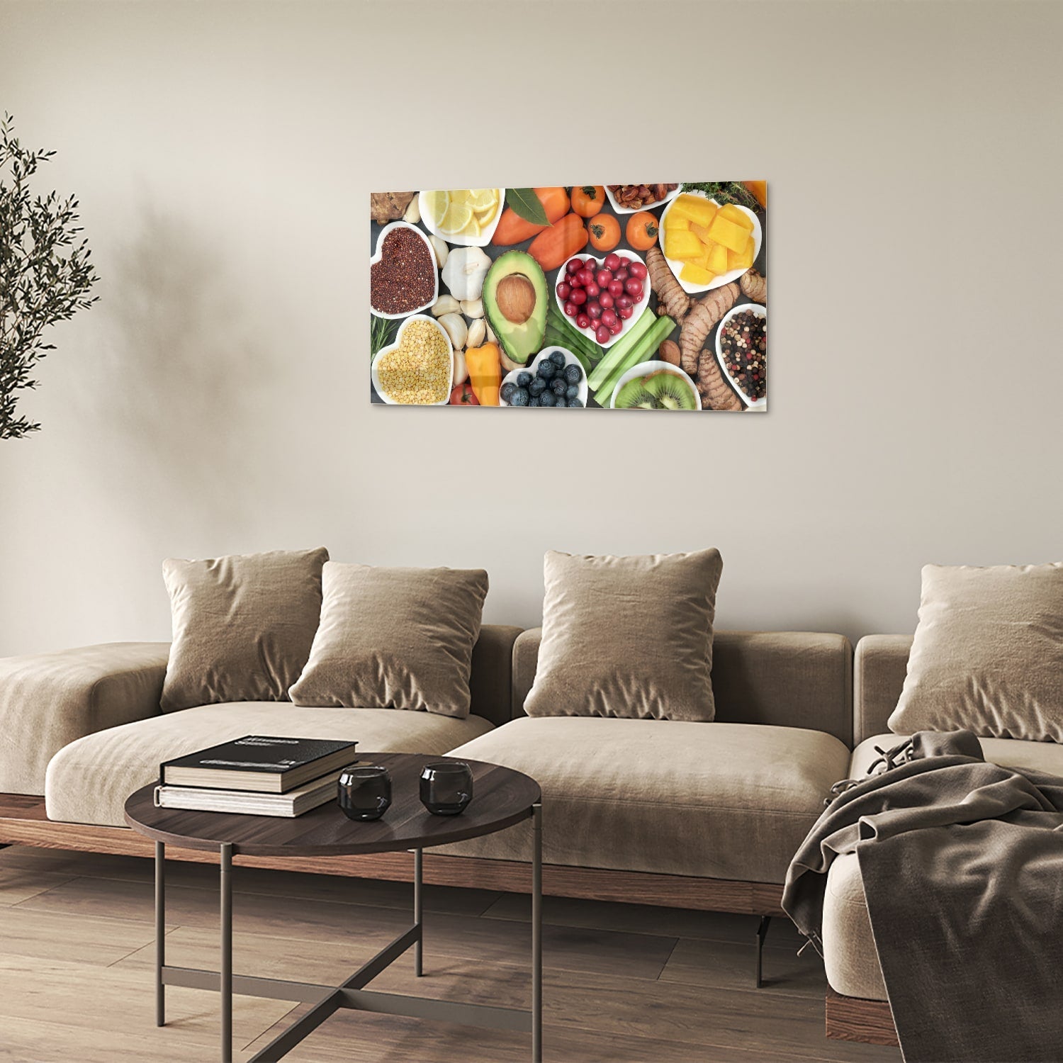 Glazen schilderij met een kleurrijke schikking van fruit en noten.