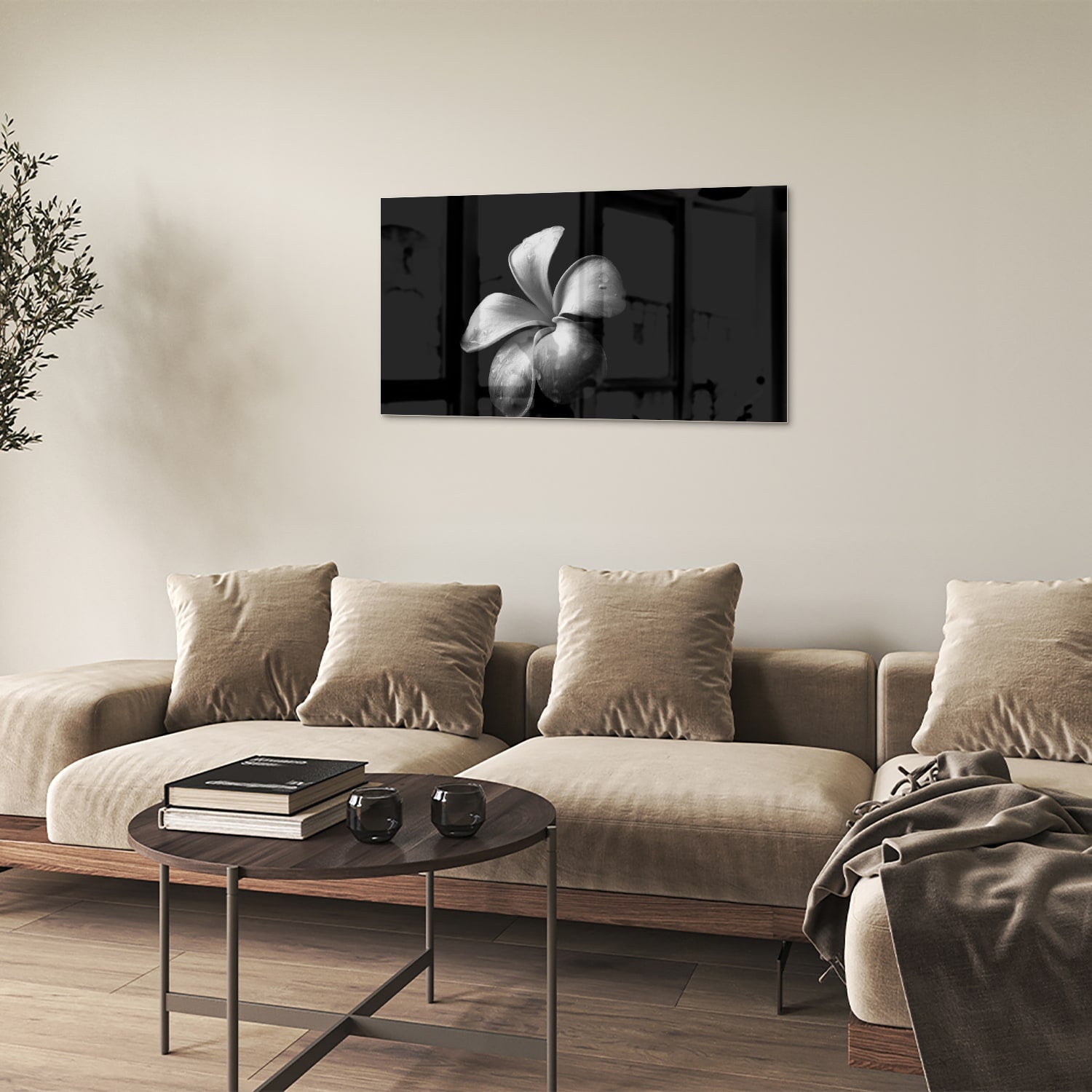 Zwart glazen schilderij met bloemmotief boven een houten kast in een lichte kamer.