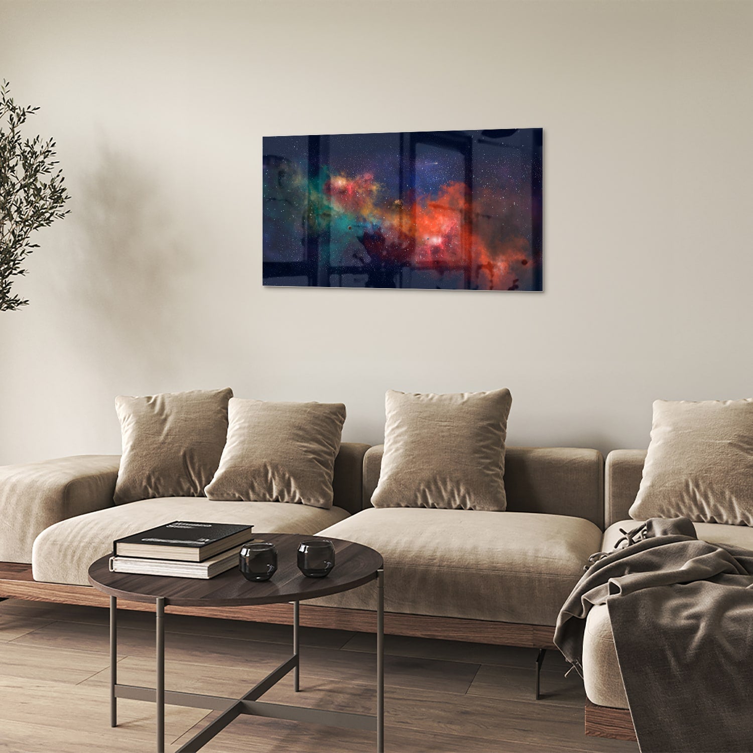 Glazen schilderij van een sterrenstelsel in levendige kleuren aan de muur.