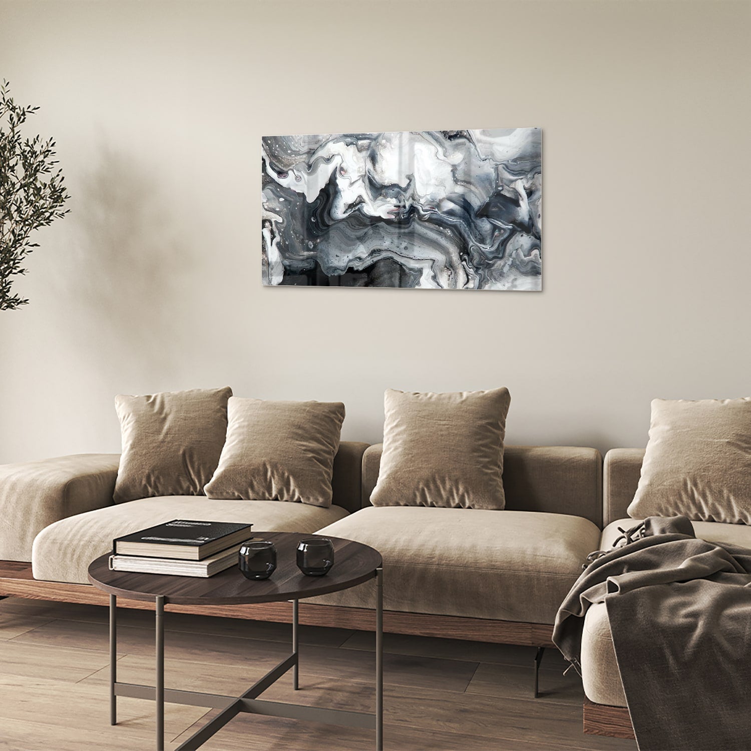 Abstract glazen schilderij met grijze en witte tinten aan de muur.