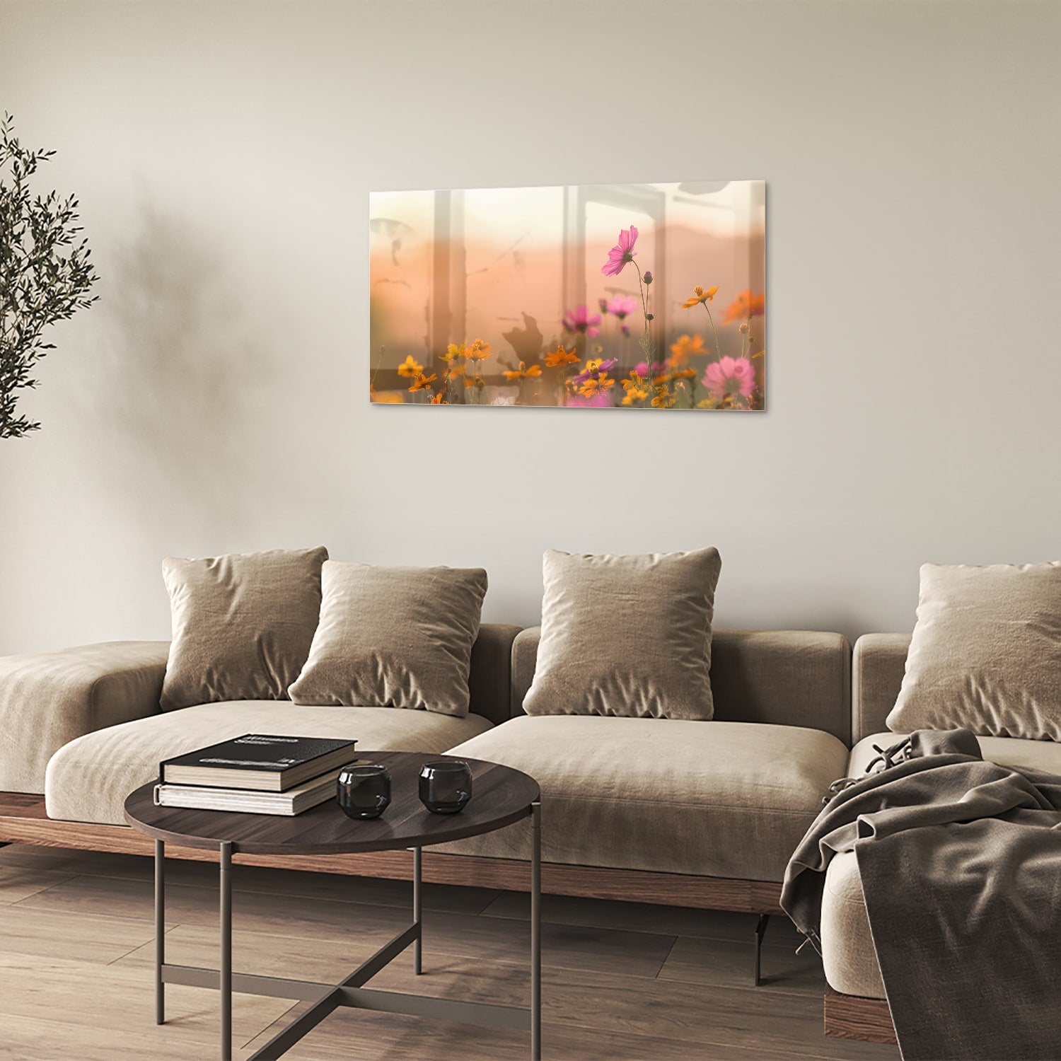 Glazen schilderij met kleurrijke bloemen tegen een pastelachtergrond.