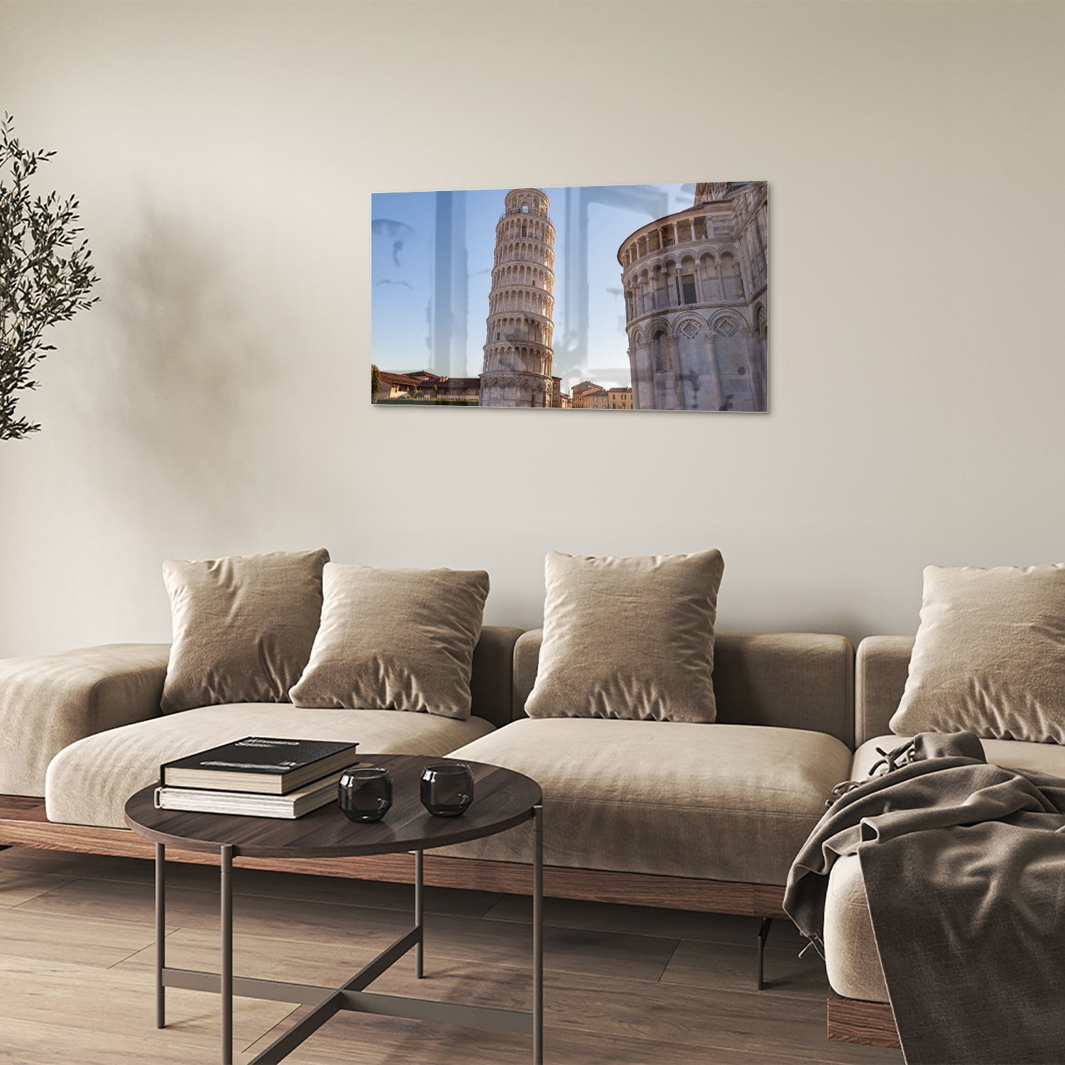 Glazen schilderij van de Toren van Pisa in een stijlvolle woonkamer.