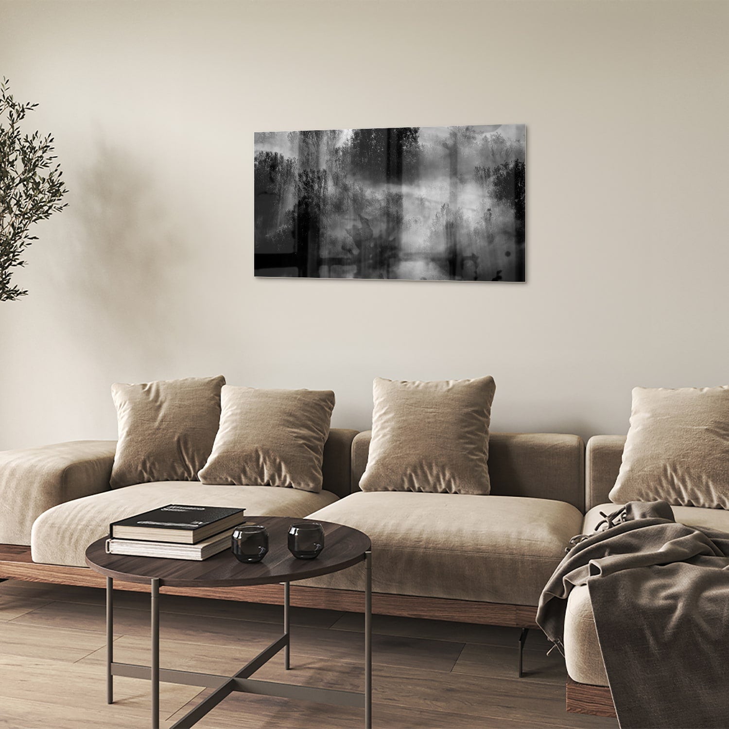 Glazen schilderij met een abstract zwart-wit landschap van bomen in de mist.