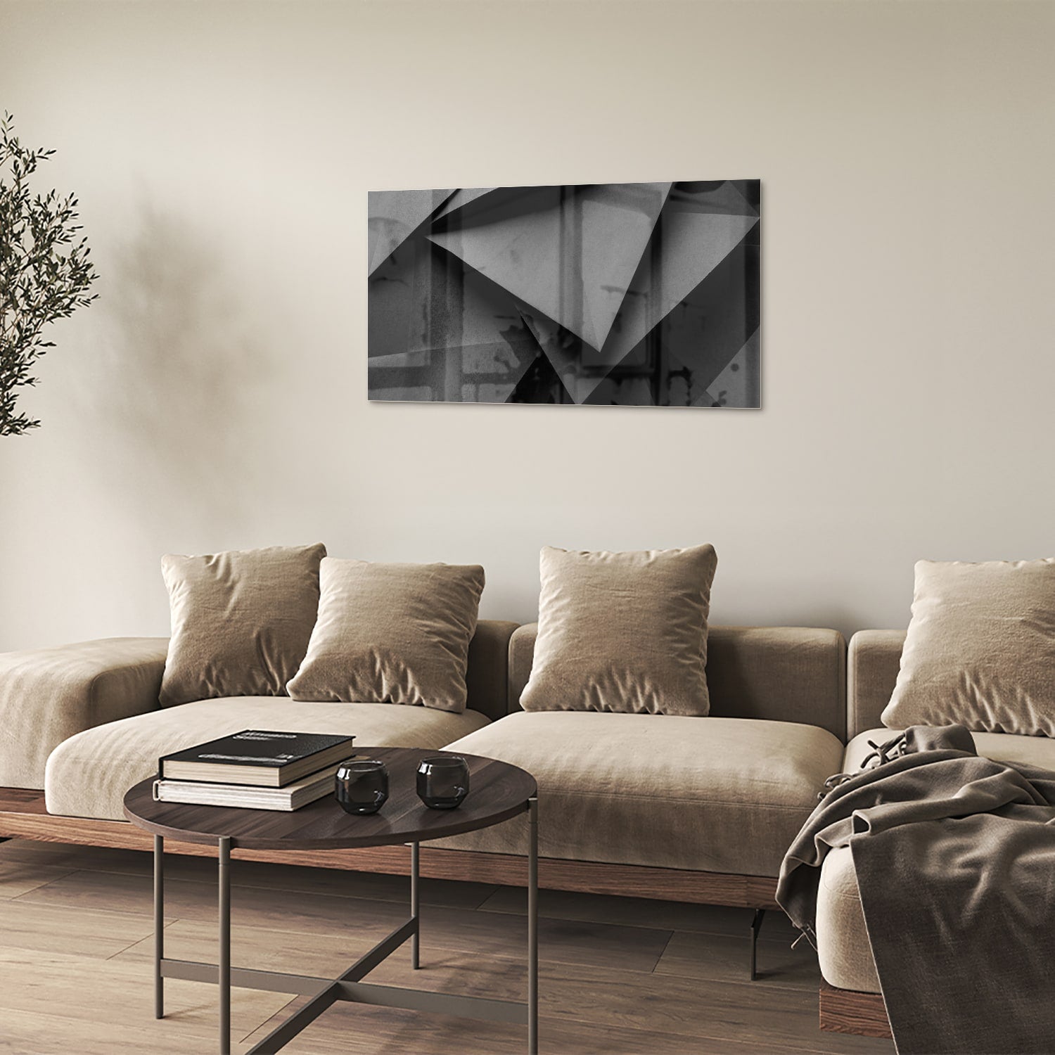 Modern glazen schilderij met een geometrisch zwart-wit ontwerp aan de muur.