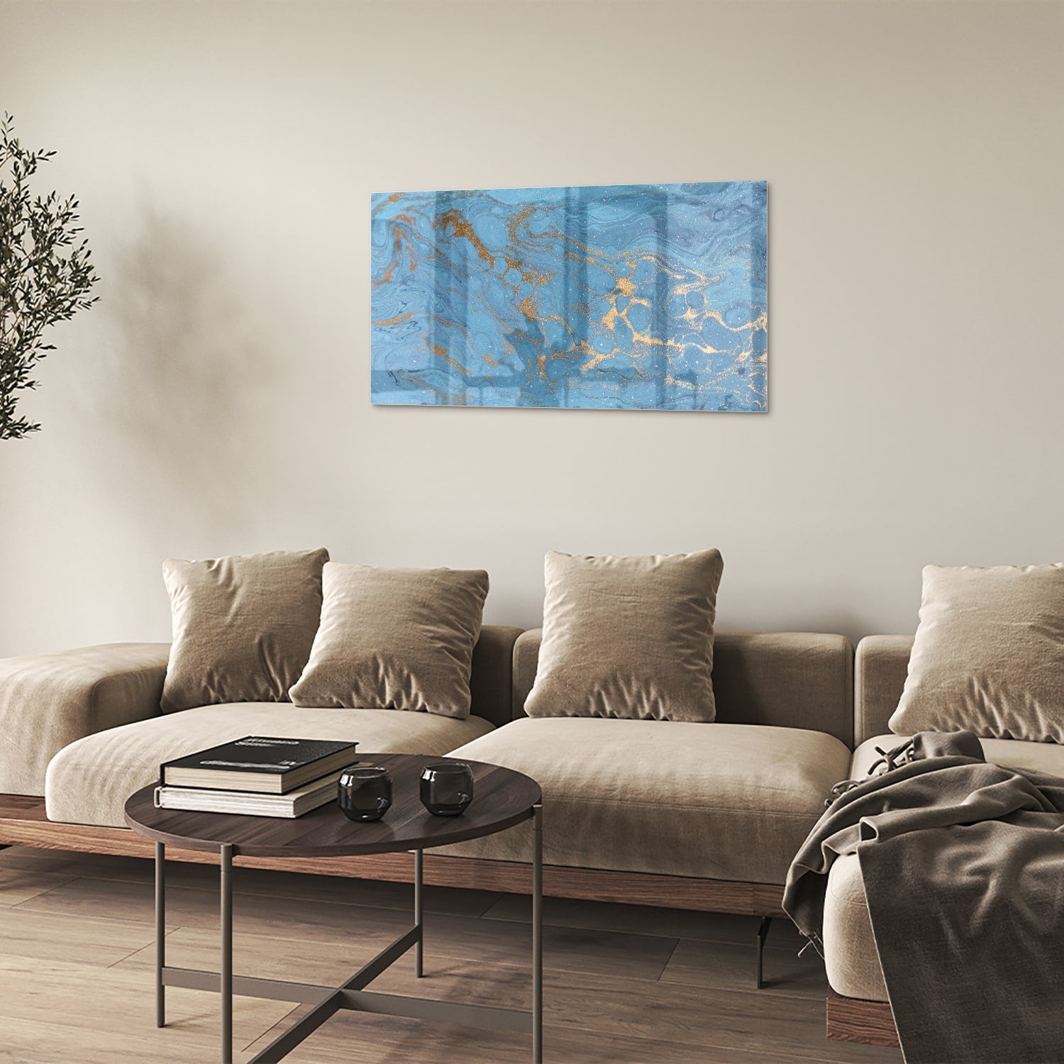 Glazen schilderij met blauw en gouden patronen aan de muur boven een houten kast.
