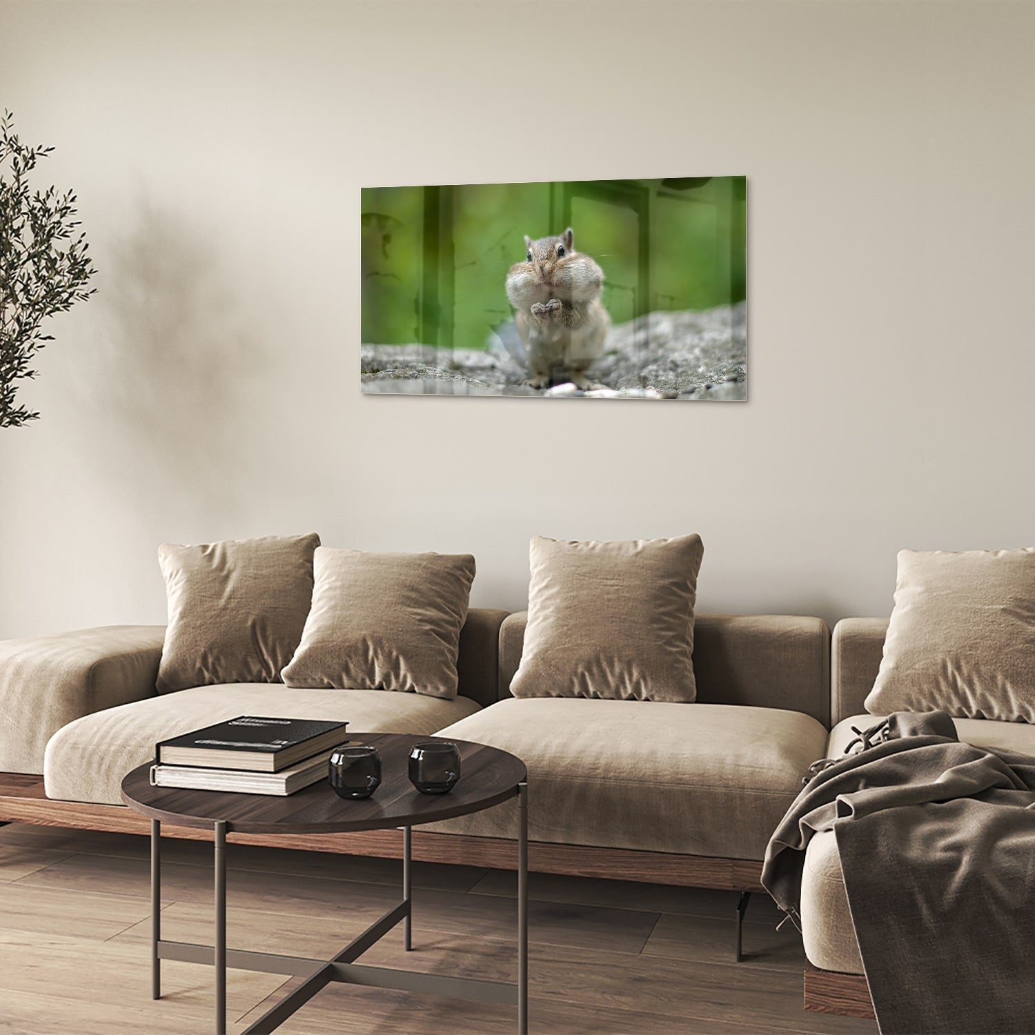 Glazen schilderij van een eekhoorn met een noot in zijn hand