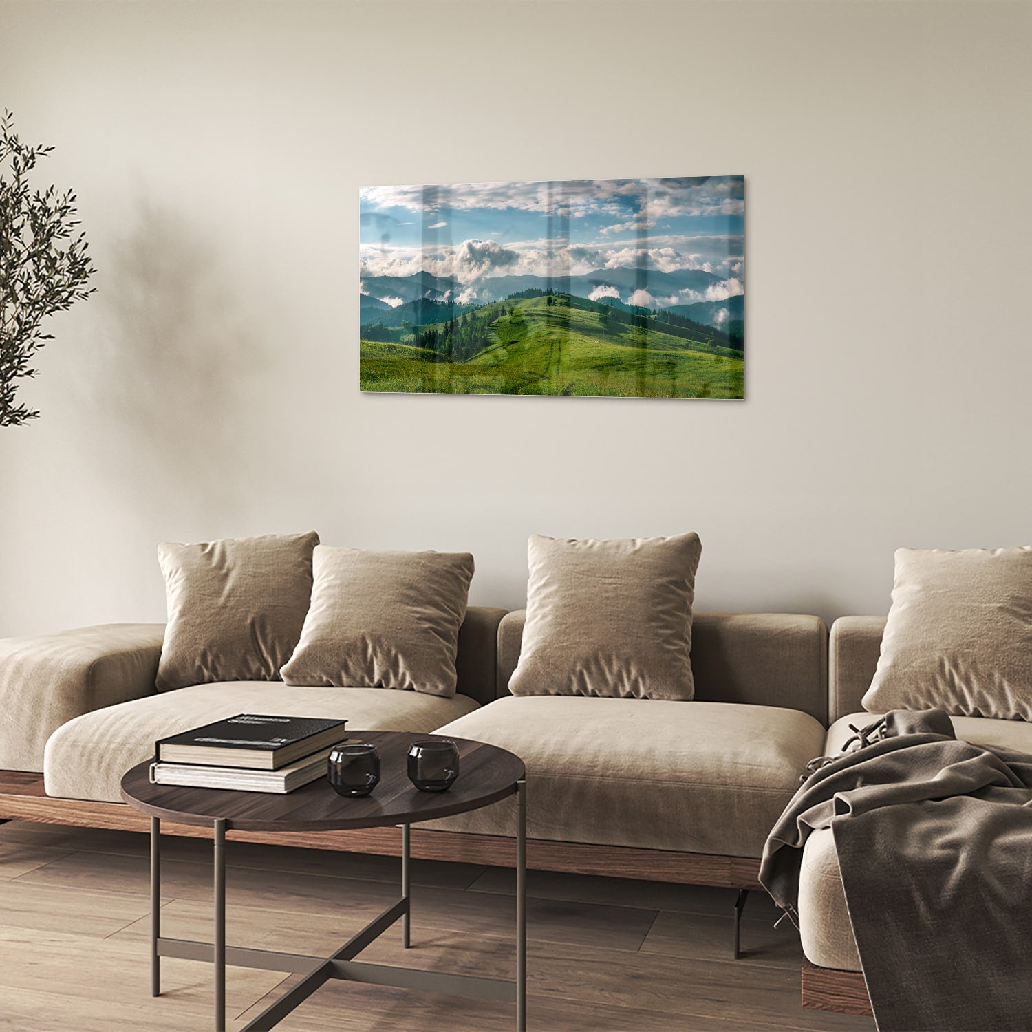 Glas schilderij van een prachtig berglandschap met groene heuvels en bergen.