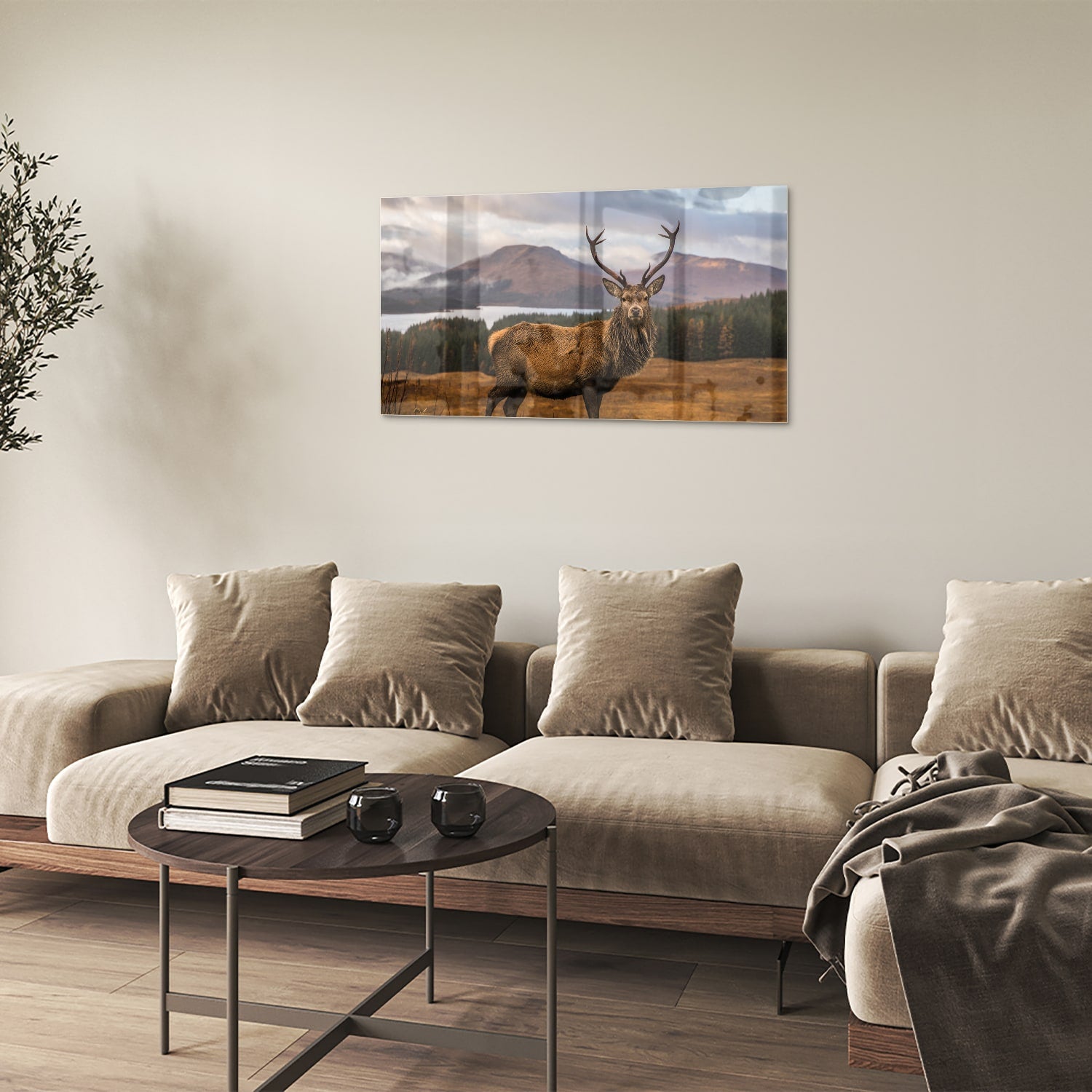 Glazen schilderij van een hert op een natuurlijke achtergrond.