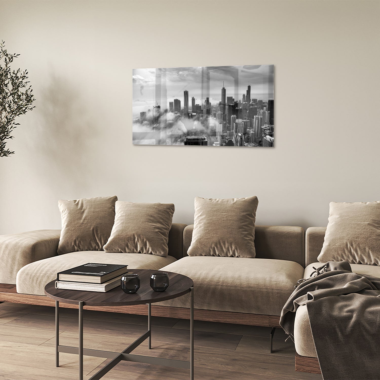 Glazen schilderij van een stads skyline in zwart-wit met wolken.
